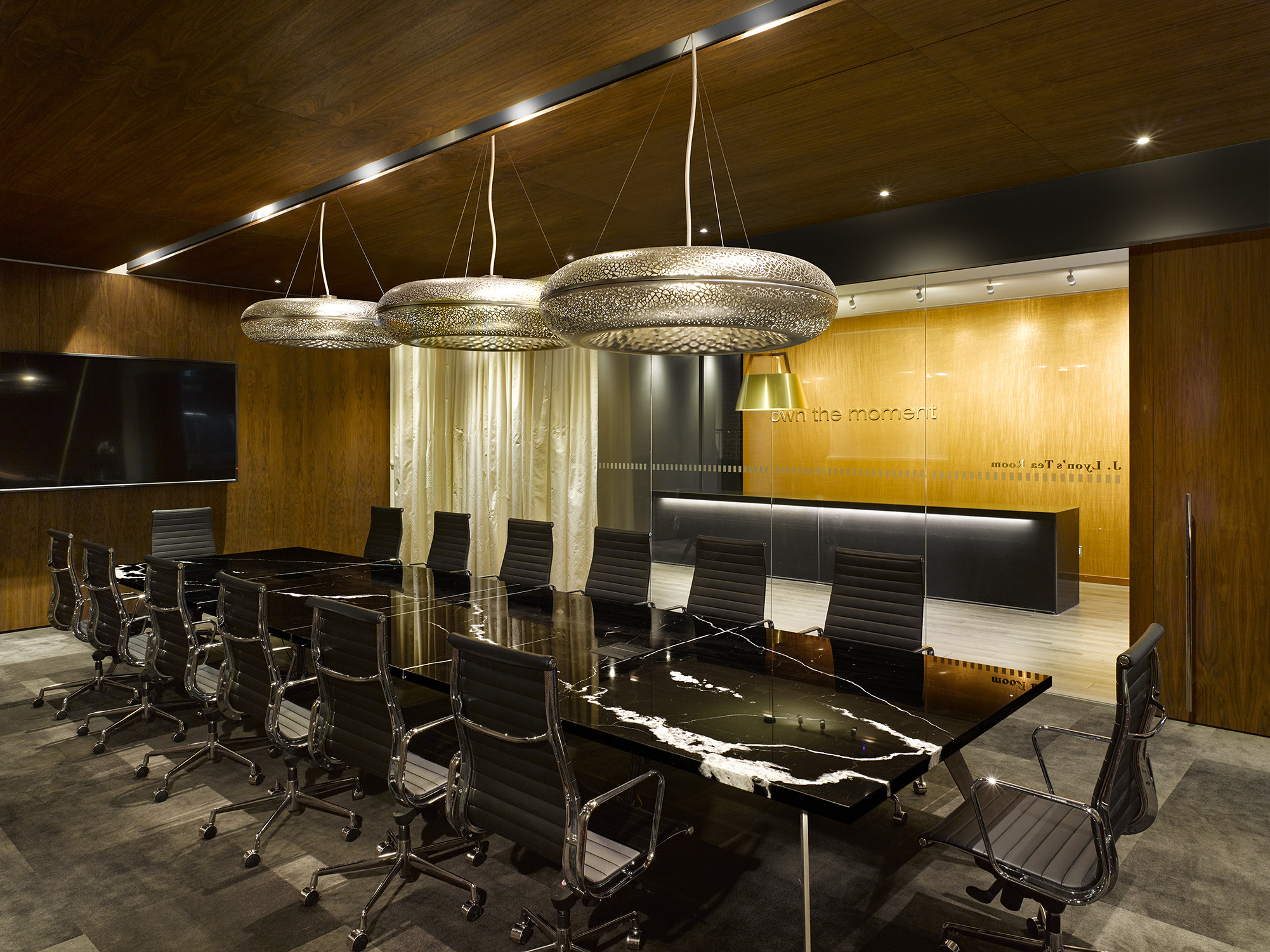 金属网格营造的茶香办公空间-7