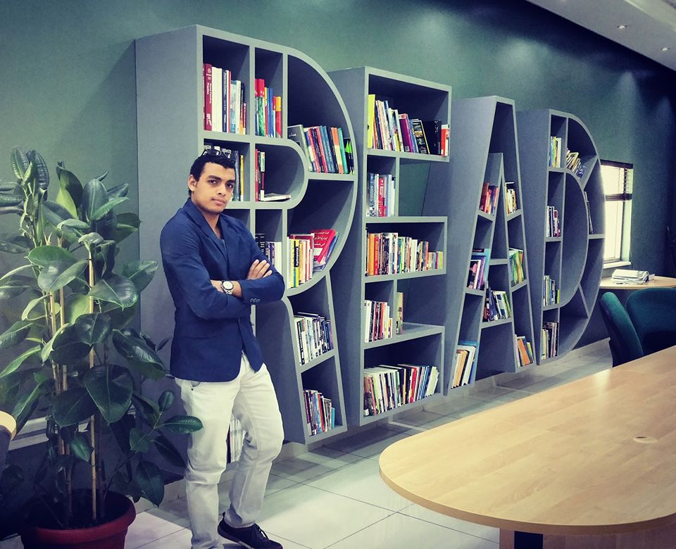 字母元素打造的现代图书馆设计-5