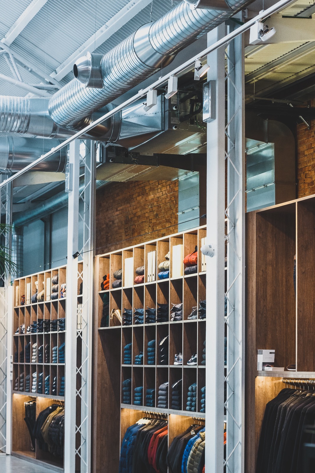 废弃工业建筑的时尚变身——Ghelfi 服装店室内设计-12