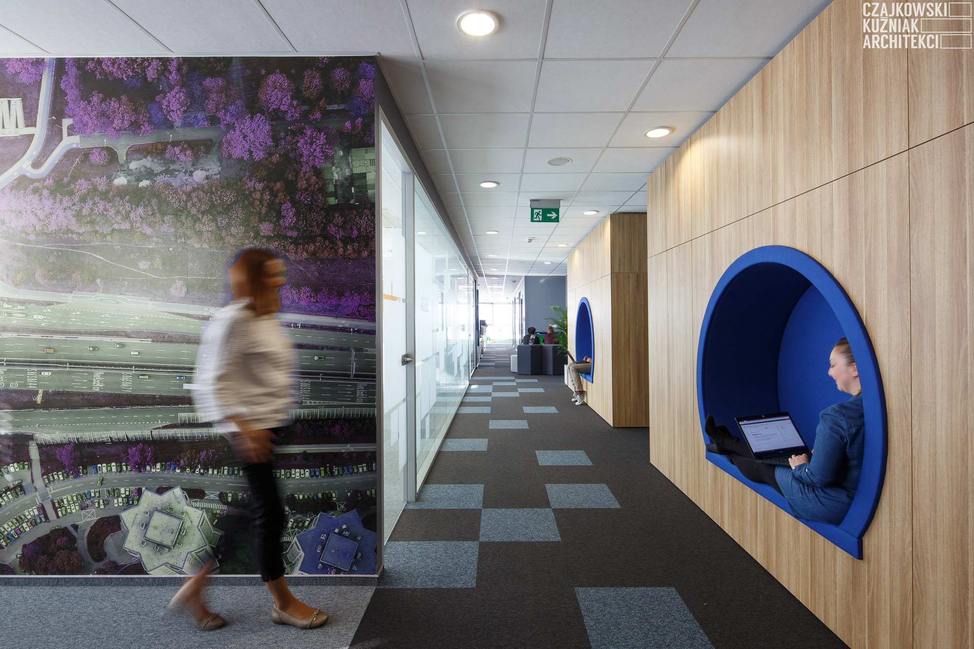 打造"JCommerce 2"公司卡托维兹办公室的室内设计-0