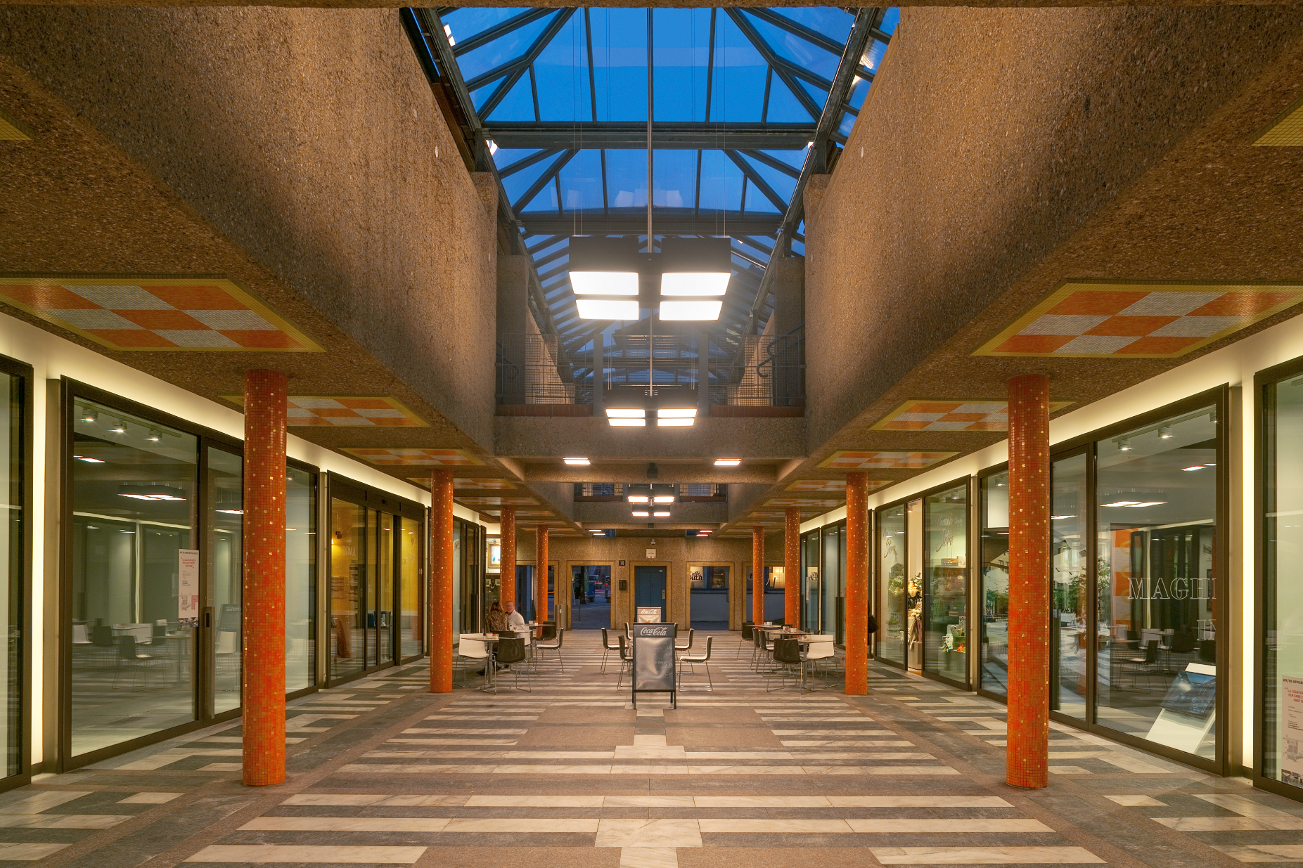 定制照明为卢加诺购物区增色-9