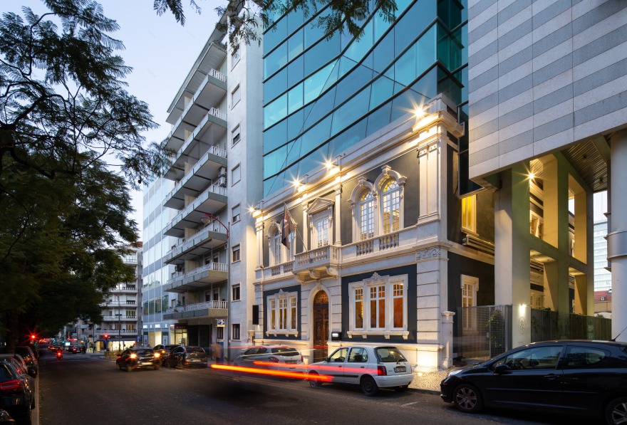 葡萄牙历史建筑翻新,打造艺术气息浓厚的办公空间-14