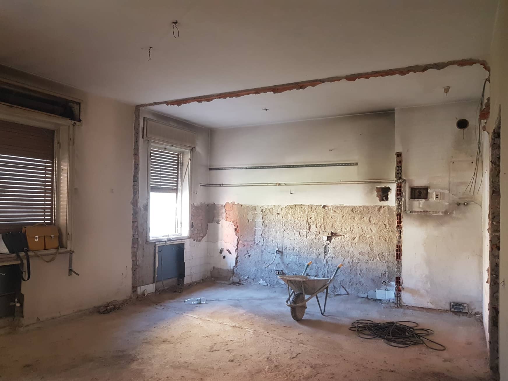 独特的色彩搭配与环保材料打造的意大利公寓-0