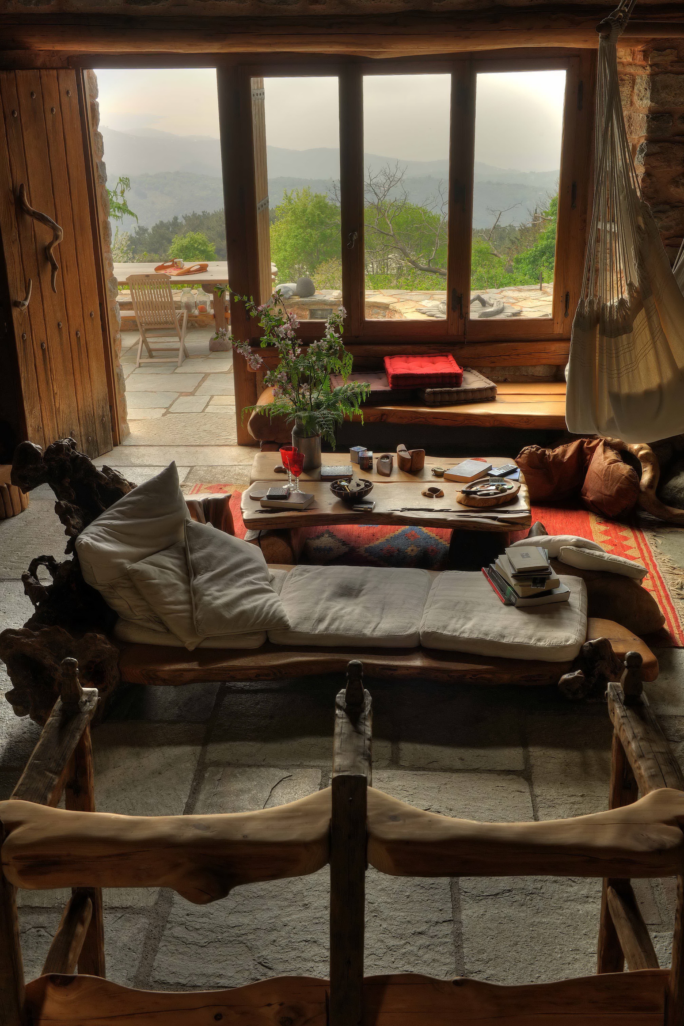 Pelion 山间混凝土石屋，融入自然的简约生活-33