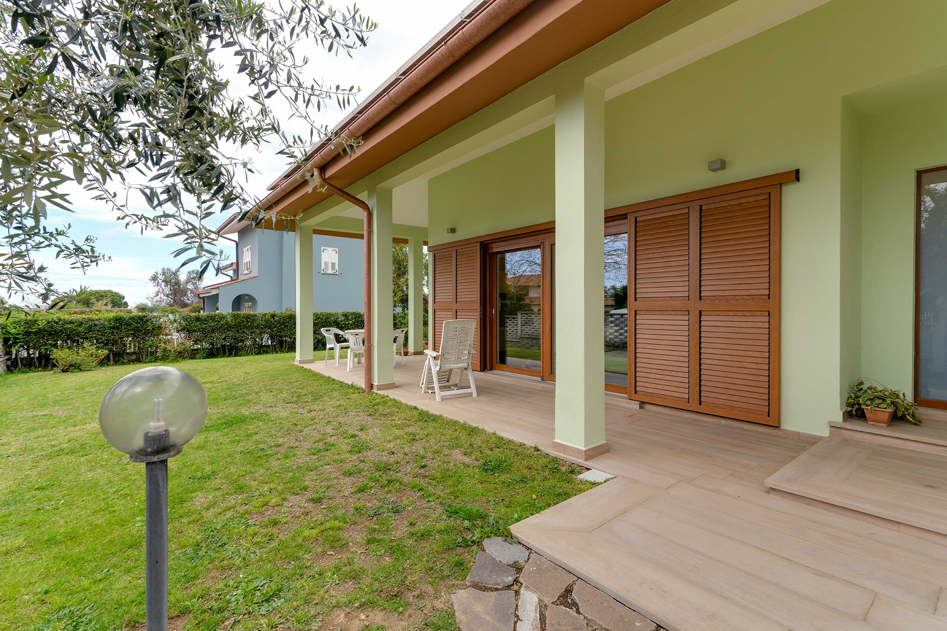 自然呼吸的罗马别墅 | 和谐色调与功能建筑的完美结合-2