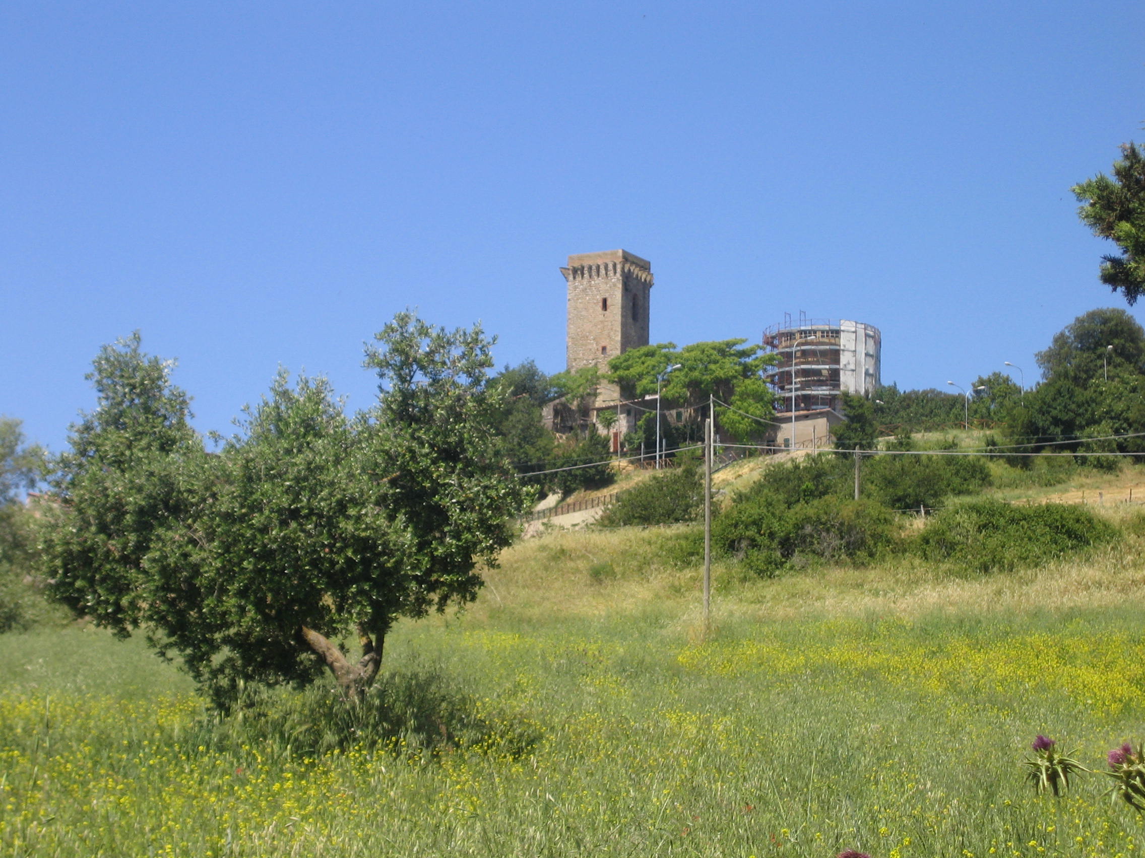 废旧水塔的创意新生 · 意大利小城艺术展览空间设计-2