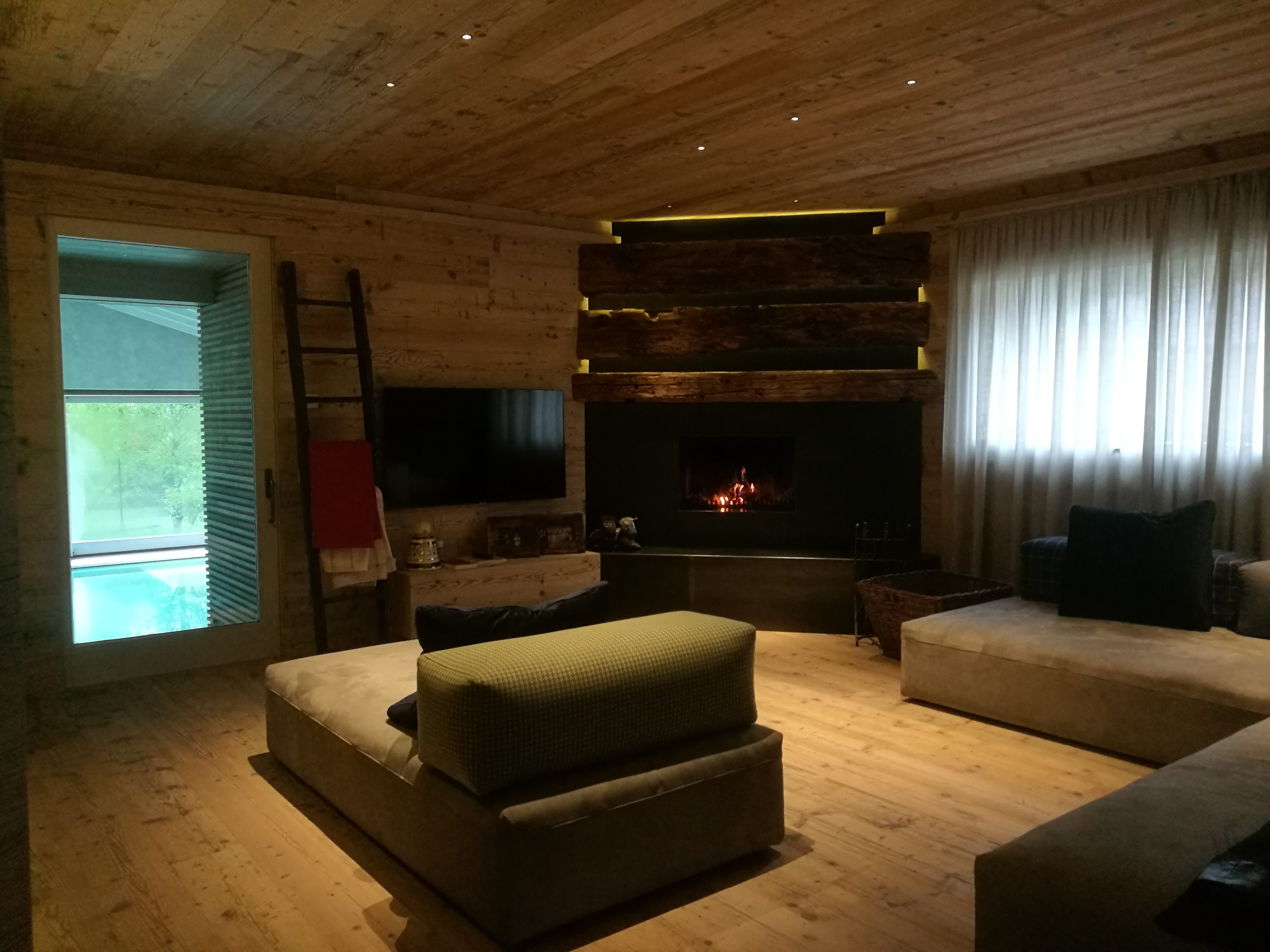 意大利伦巴第山间小屋 | 自然光线与木质生活的和谐共生-1