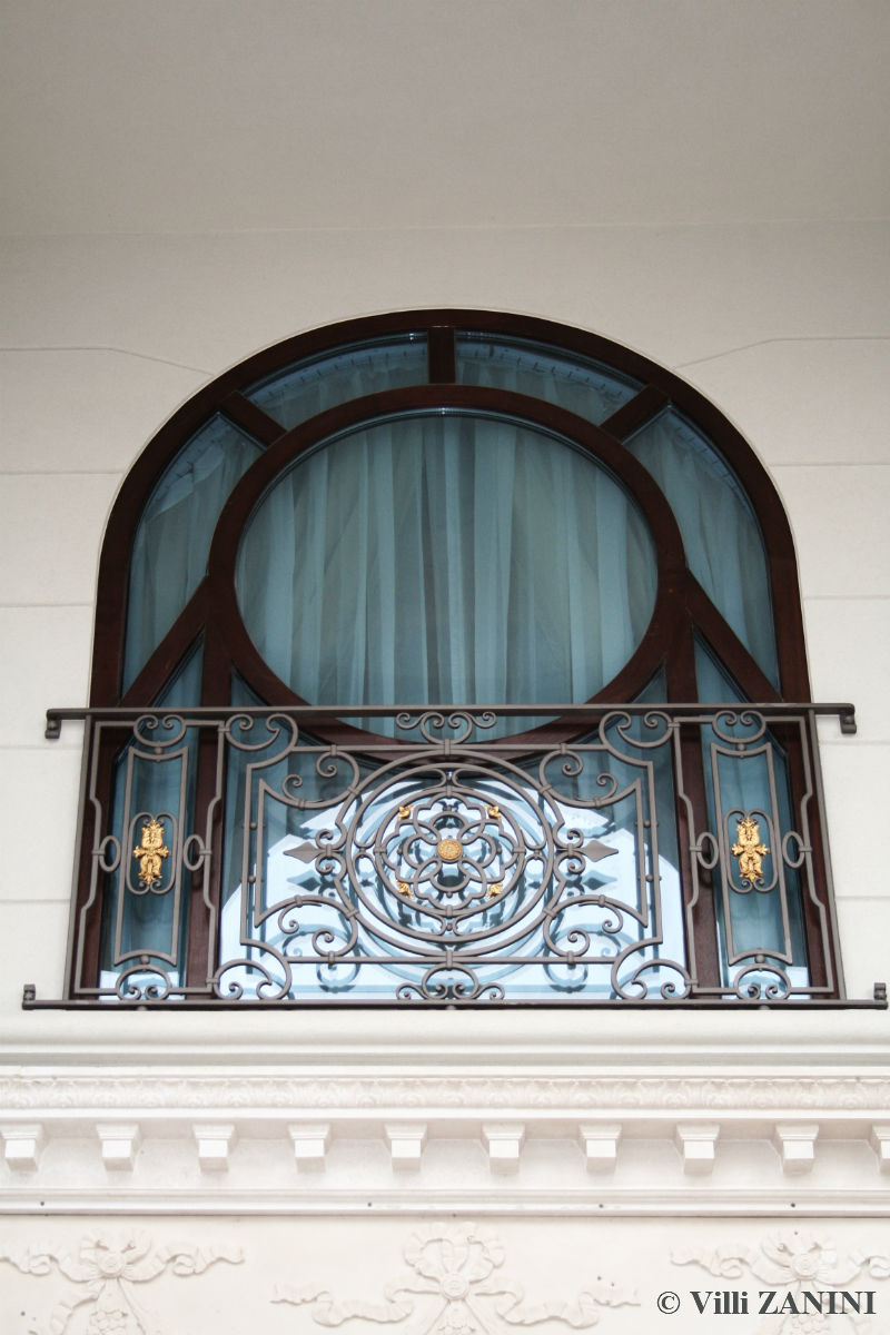 布鲁克林私人住宅设计 | 铁艺大门与精致楼梯-11