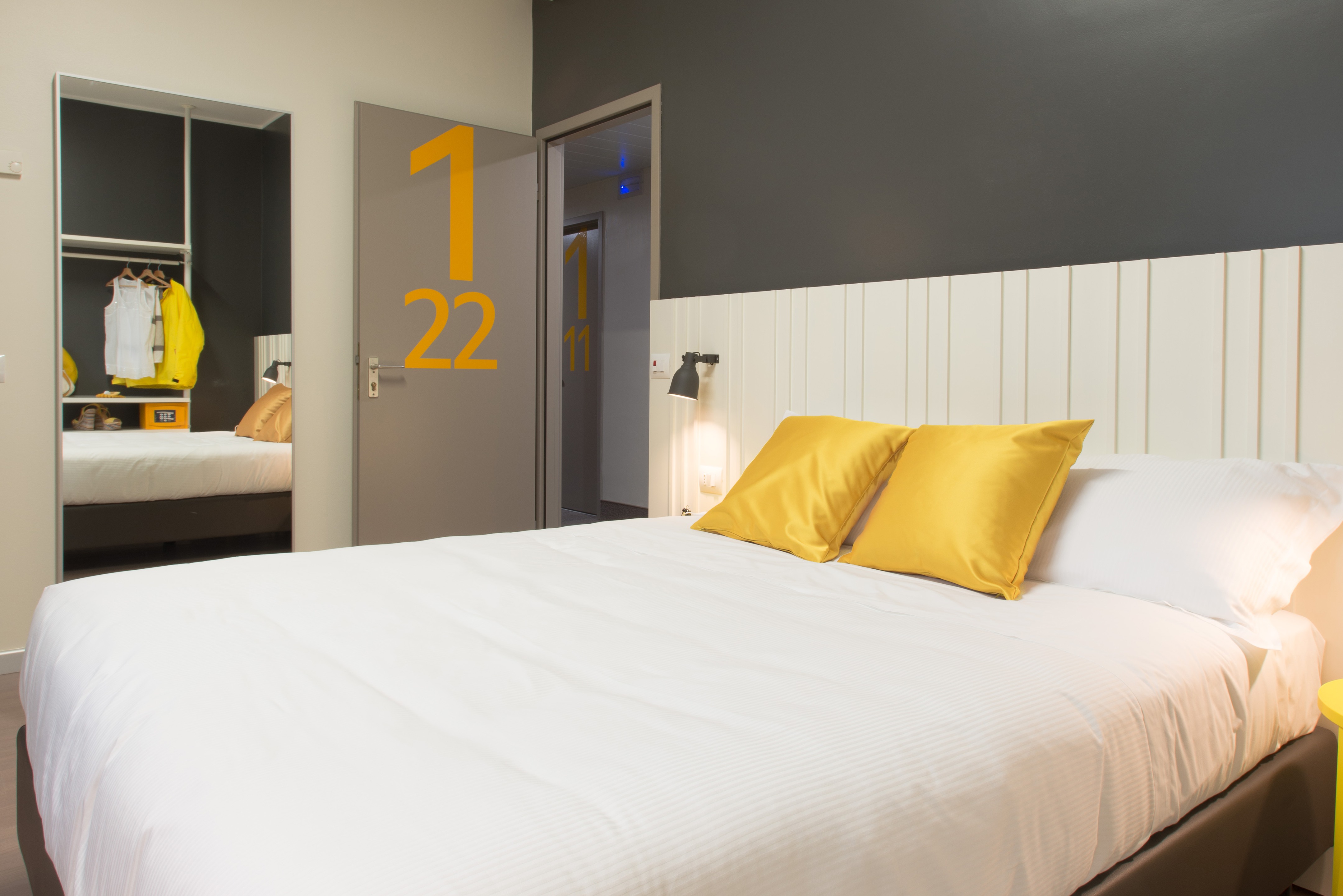 年轻活力,低成本创意的酒店客房设计-13