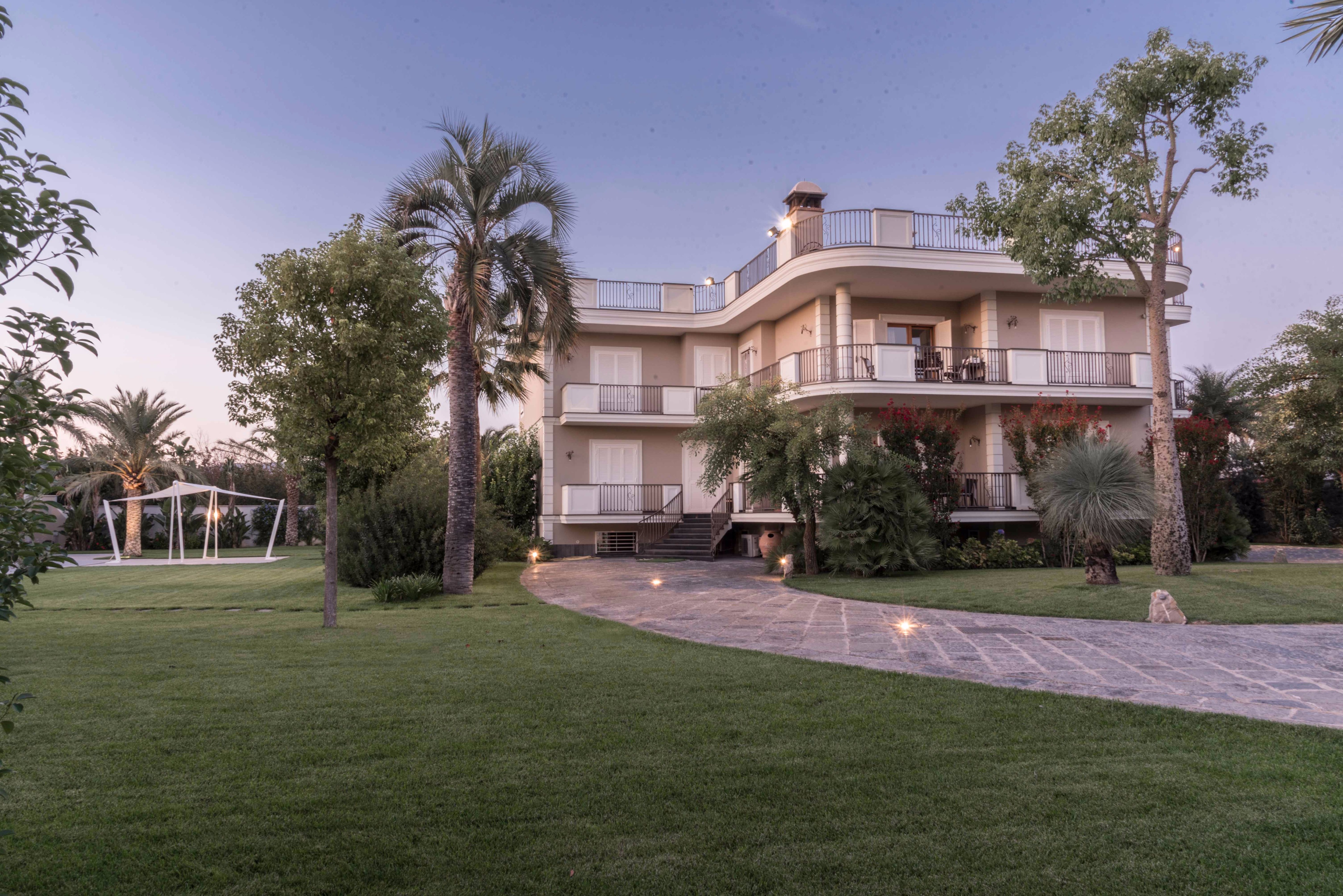 私人住宅花园设计，光影交错打造独特空间-11