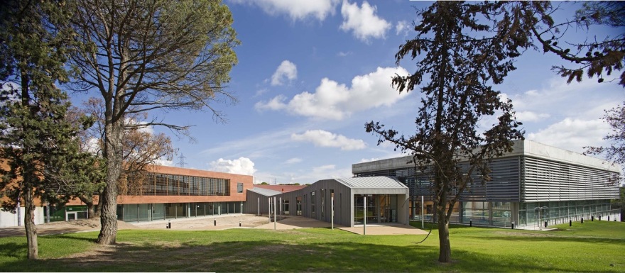 创新翻新体育设施,融入自然美景-59