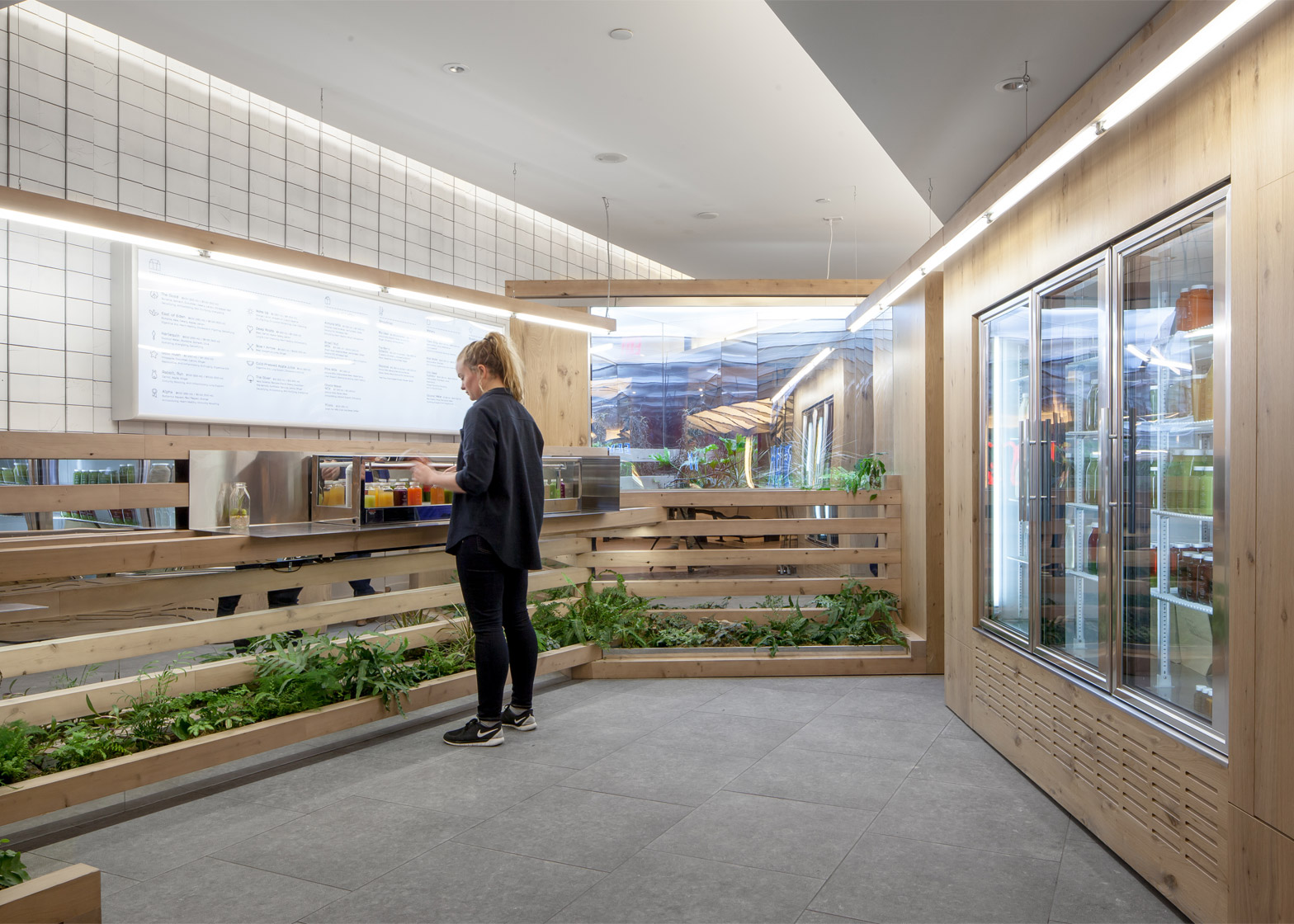 千克工作室为多伦多果汁吧设计雪松内饰-0