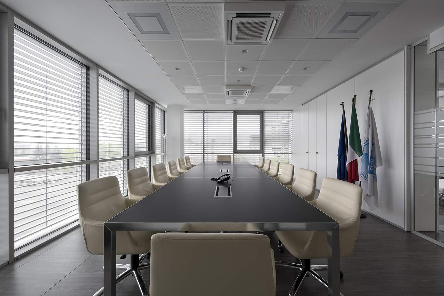 重塑办公空间典范 · 米兰某办公楼翻新-33