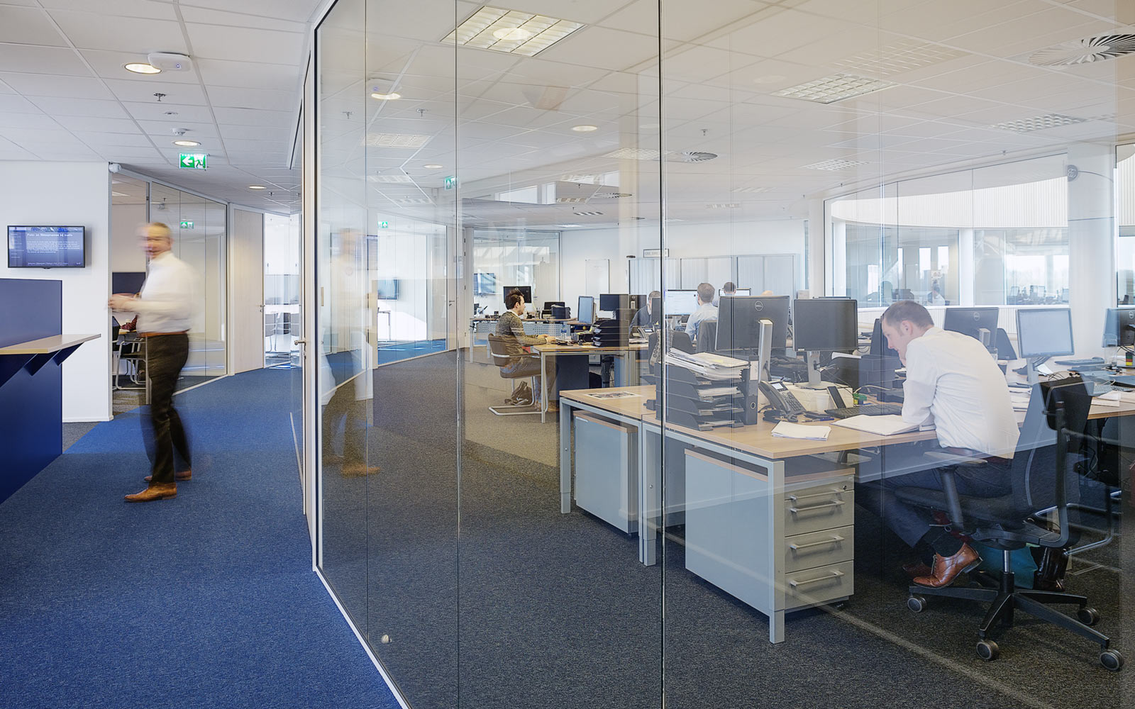 流线型总部大楼 | Inalfa Roof Systems 荷兰办公空间-1