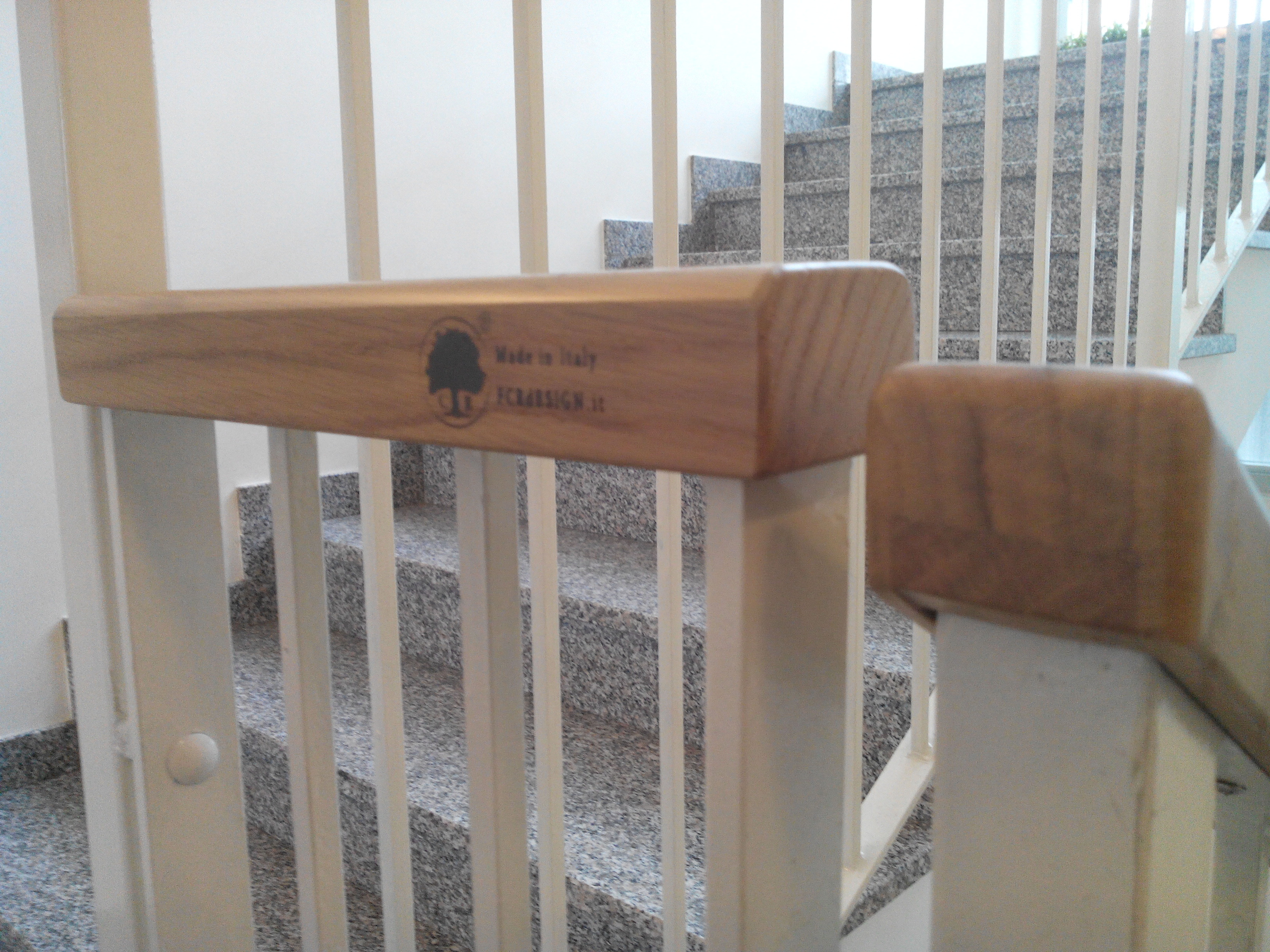 实木楼梯扶手，打造精致共管公寓空间-16