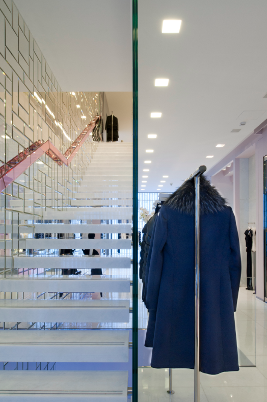 米兰 Blumarine 展厅 | 光之魔法展现精致设计-13