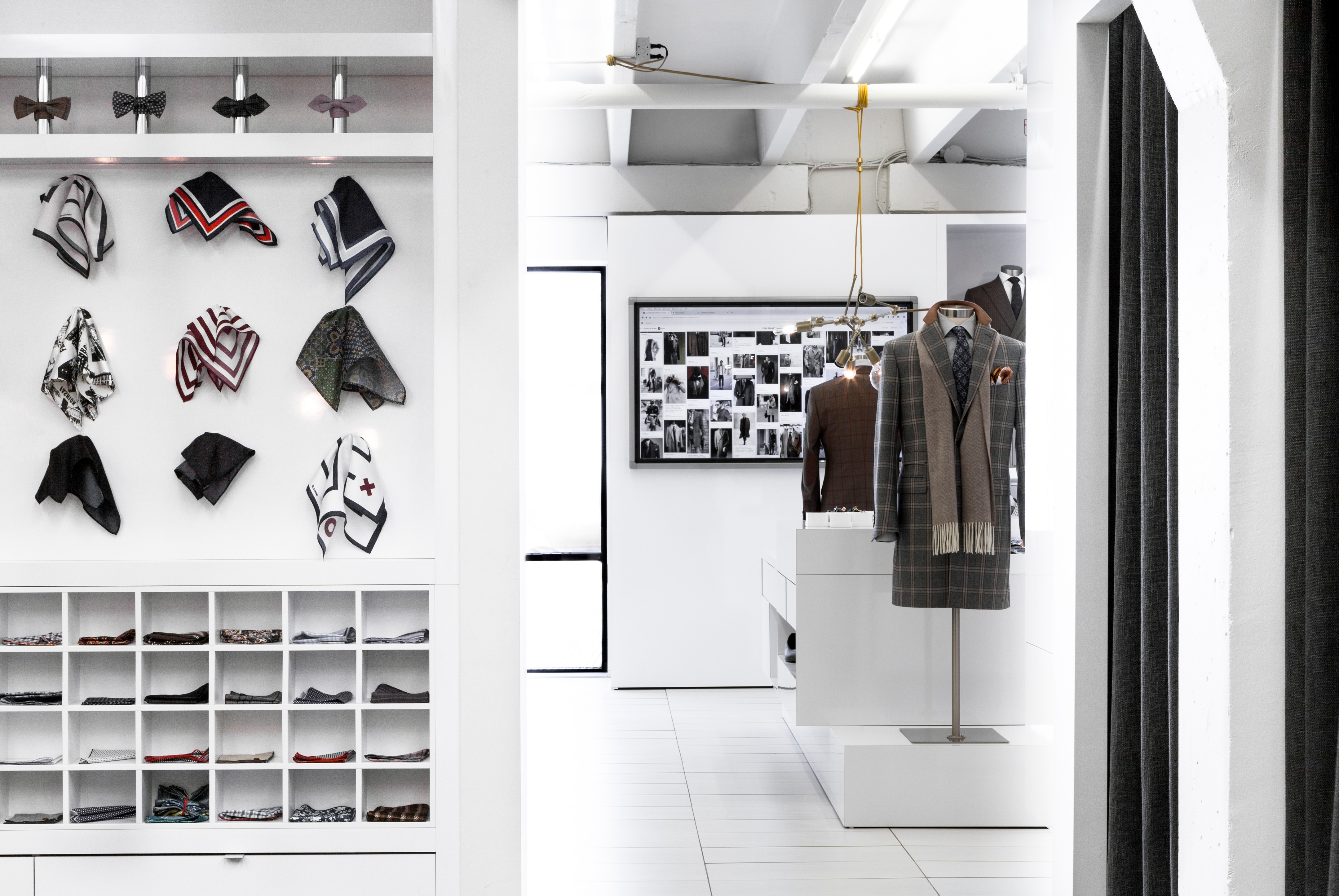 定制男装的现代体验空间——Surmesur Quebec 旗舰店-0