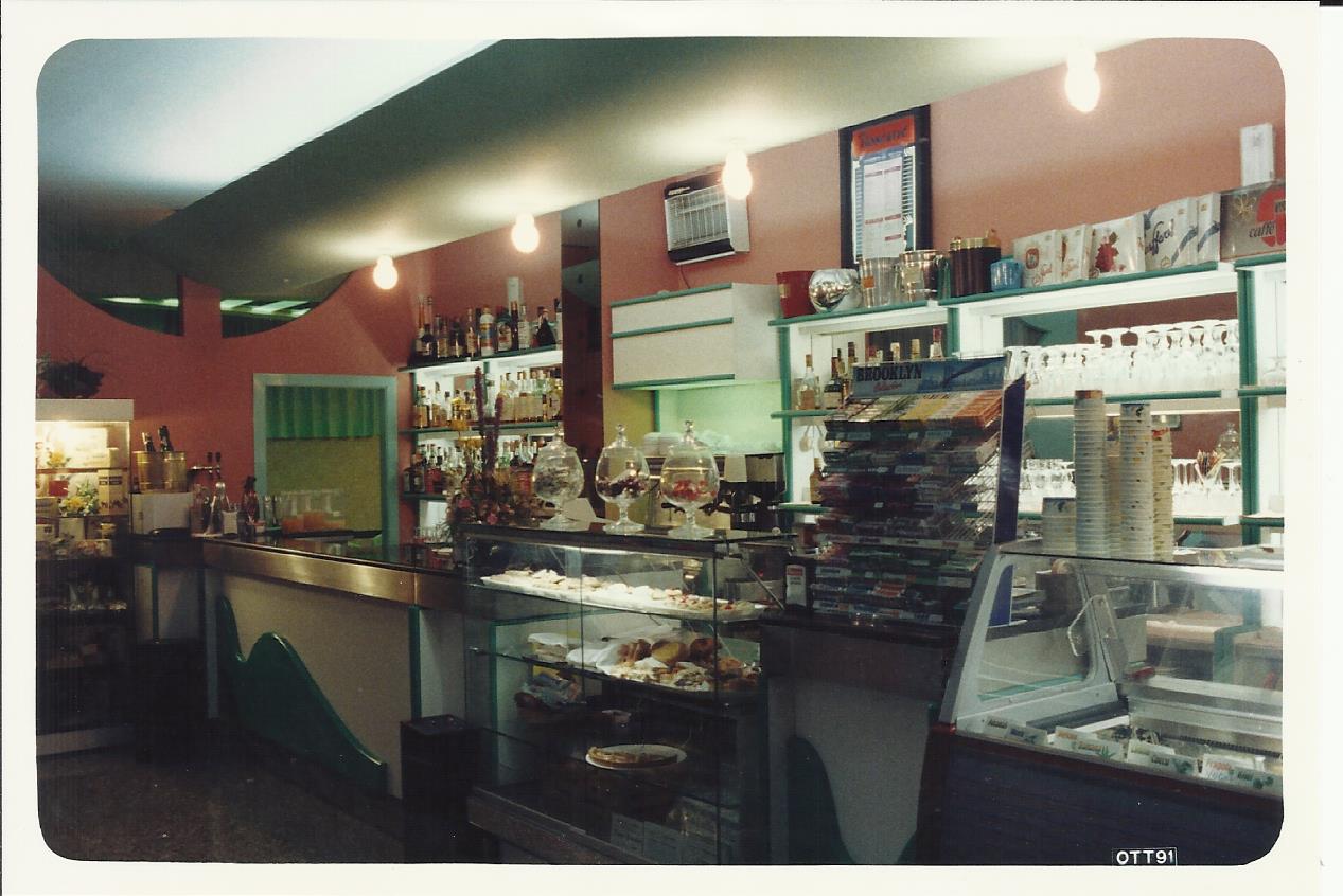 1991 年完成的会议酒吧 | 定制家具与独特设计-1