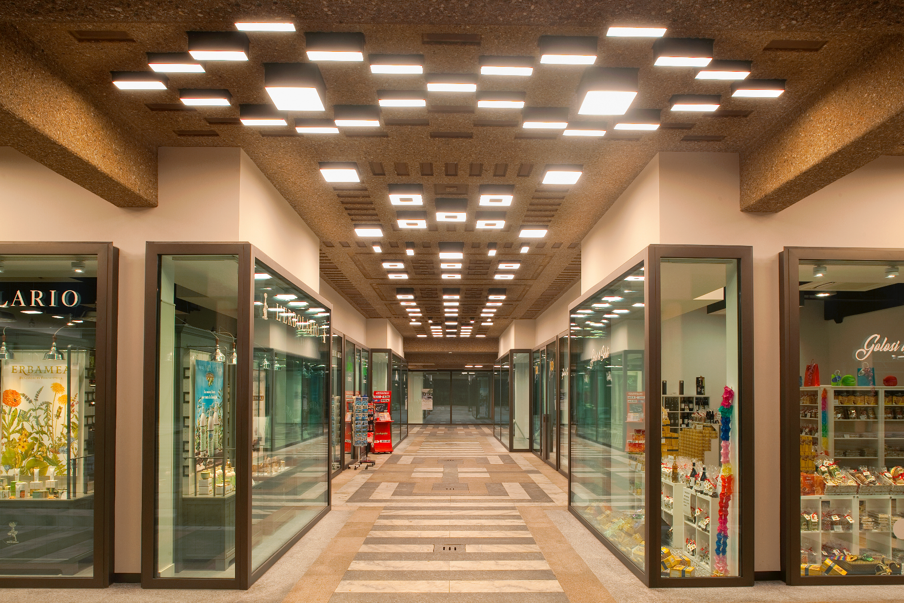 定制照明为卢加诺购物区增色-0