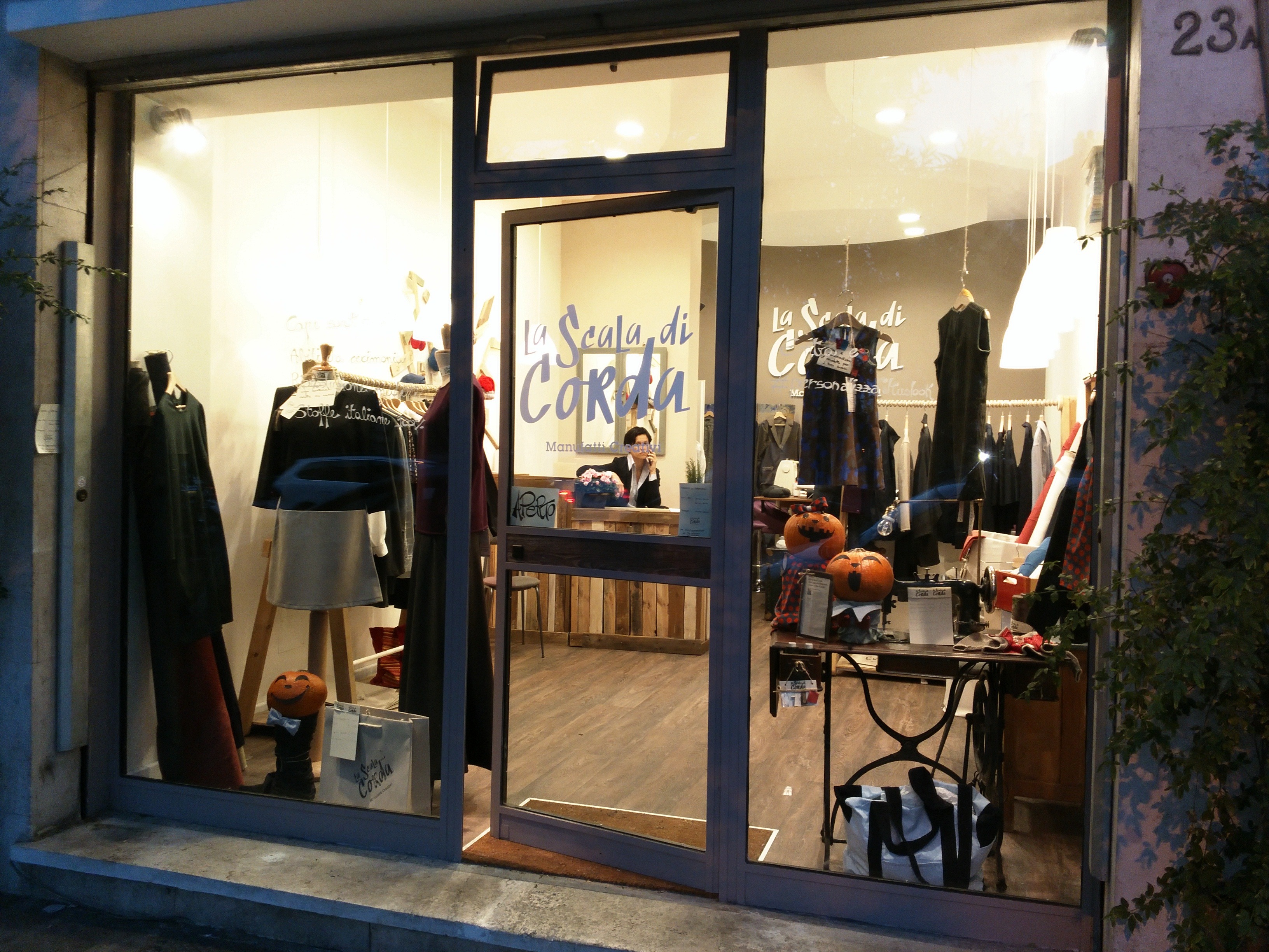 逆境中的璀璨舞台——罗马女性手工制品工作室-10