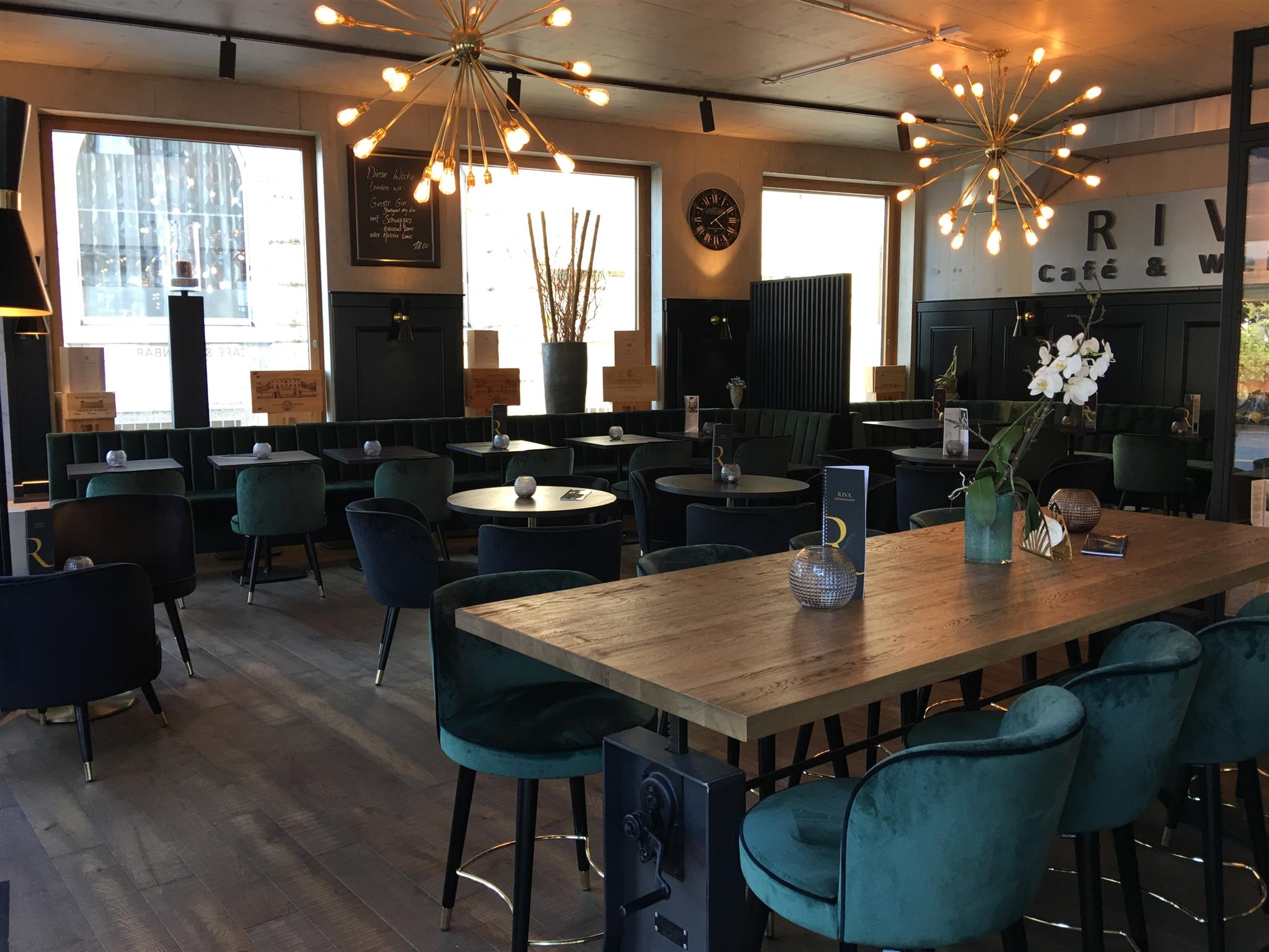 里瓦咖啡馆和酒吧-0