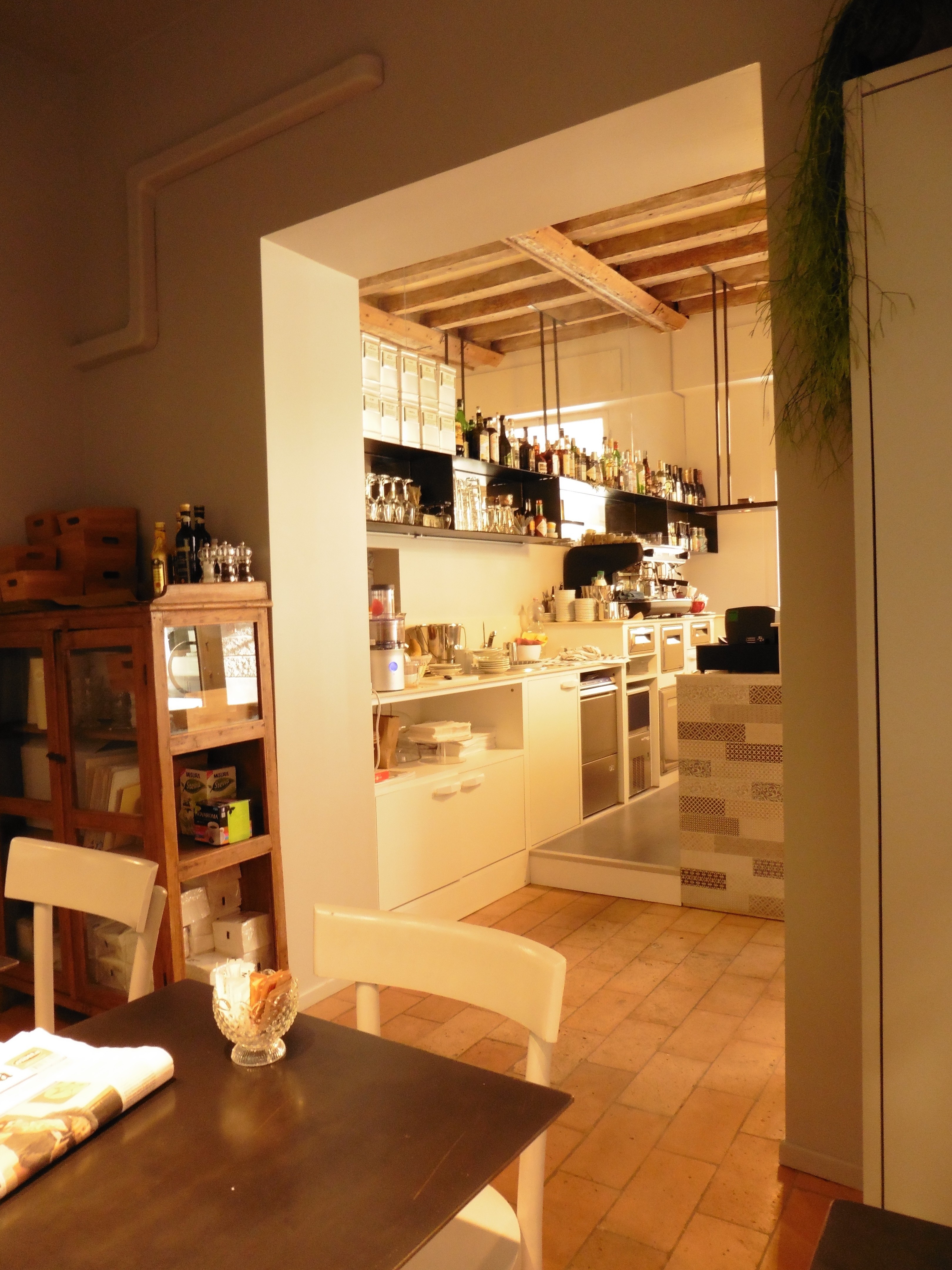 摩德纳历史建筑中的现代餐饮空间-5