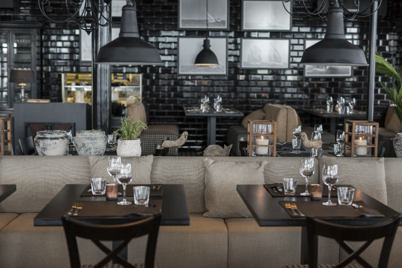 芬兰最大游艇码头餐厅翻新，打造年轻时尚的海鲜牛排馆-11