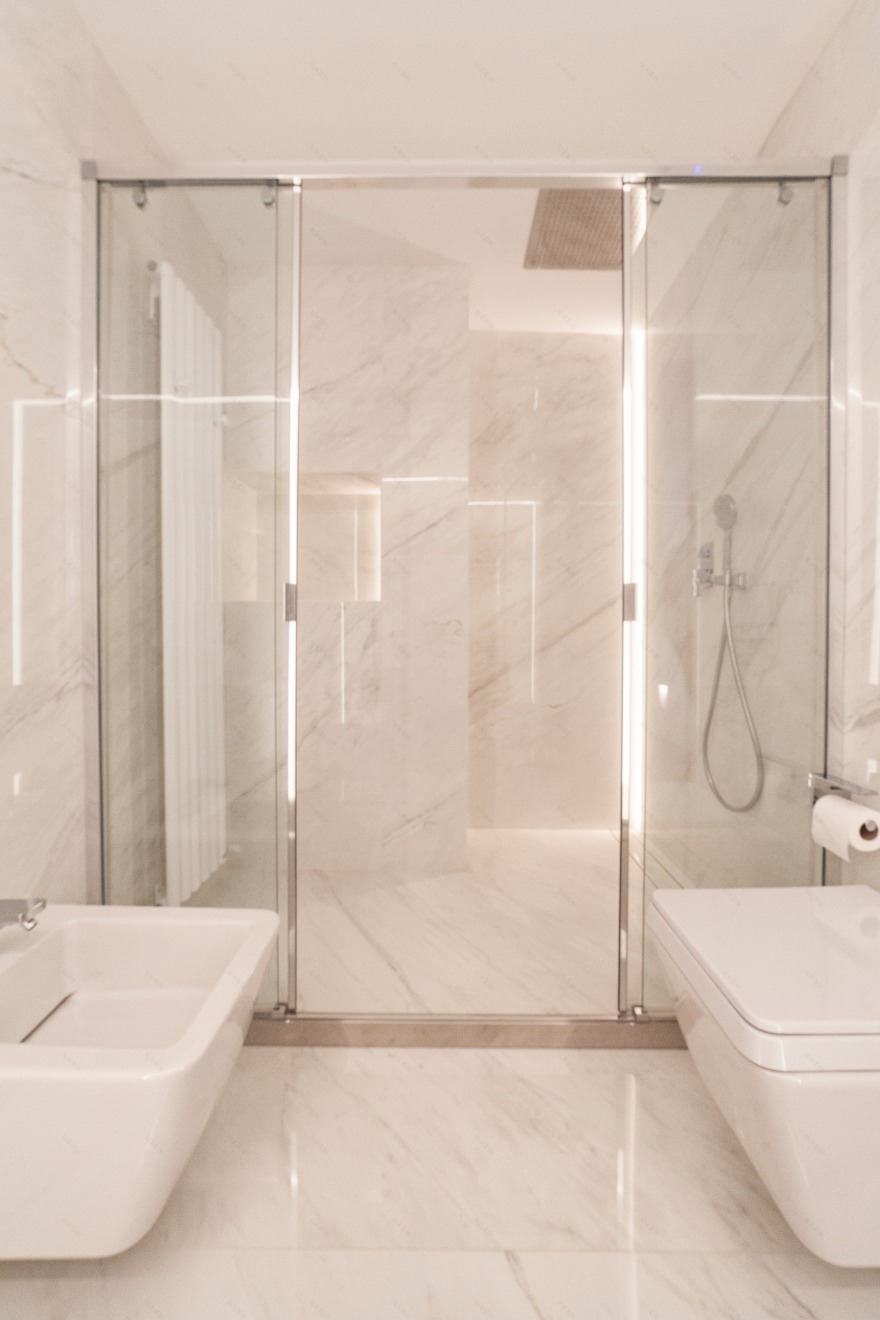 极简风格顶层公寓,温暖木质地板与经典黑白浴室设计-45