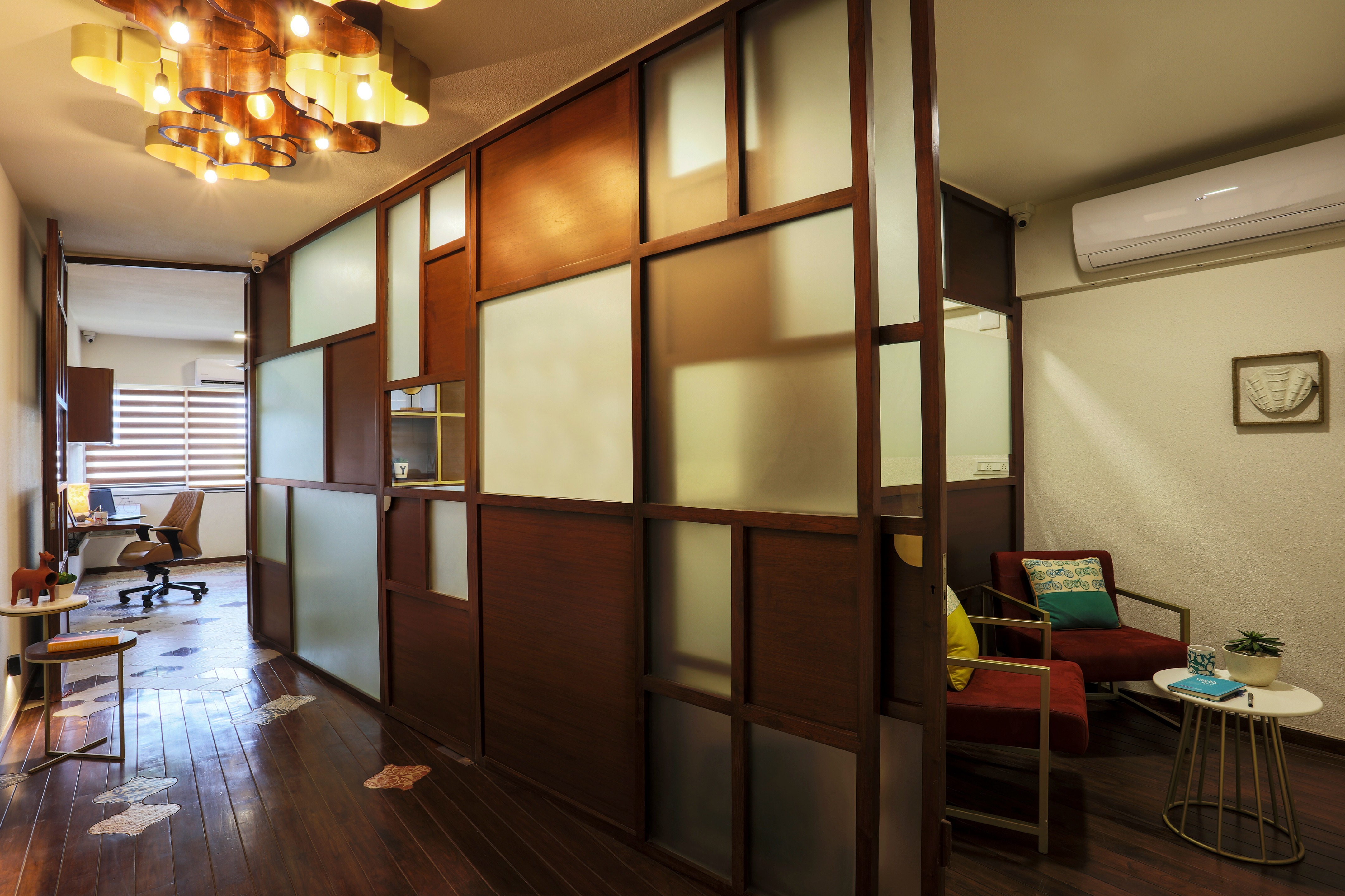 2018 年完成的 Kalpesh Modi 办公室设计 | 定制家具与照明设计的完美结合-0