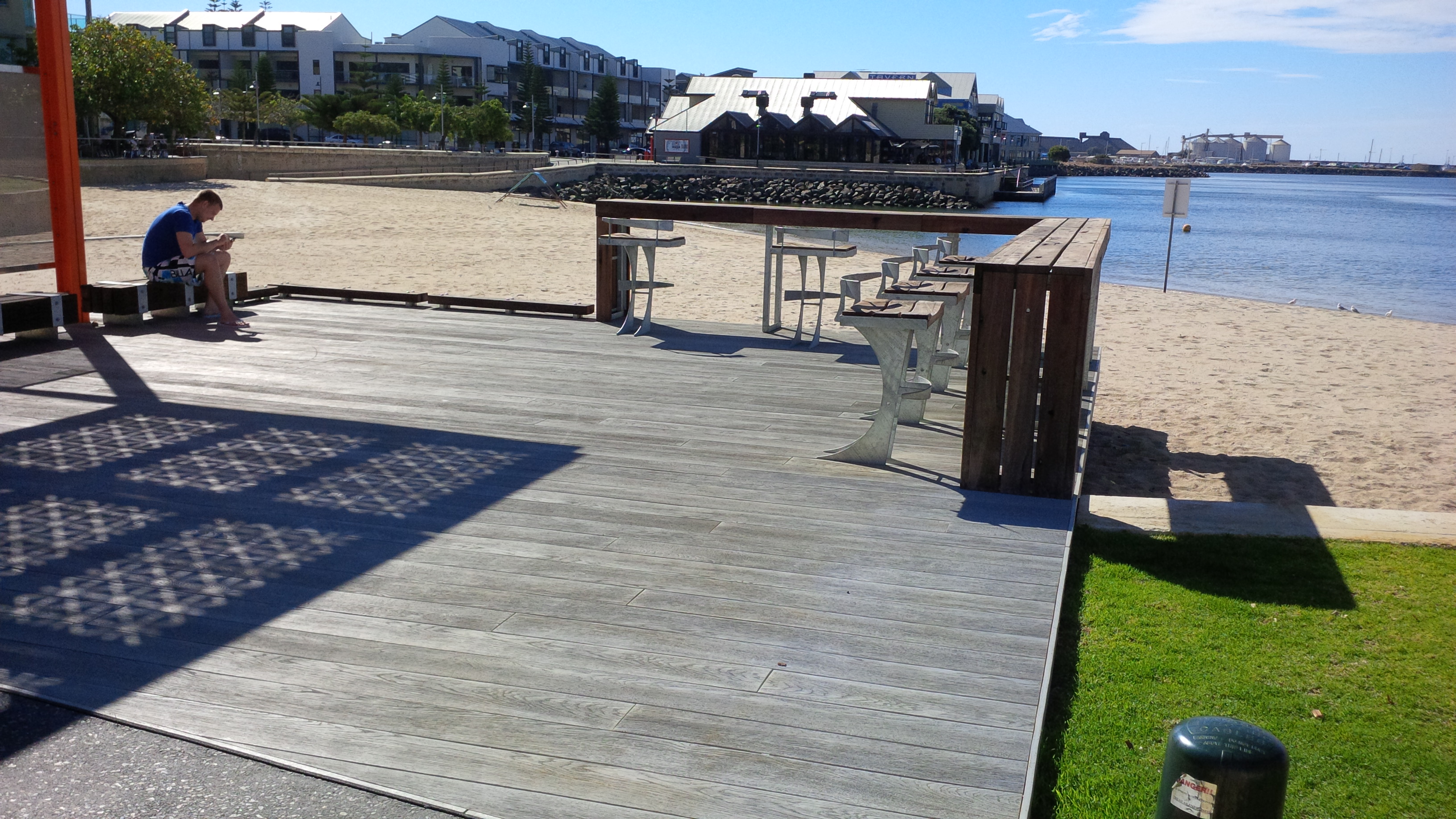 2014 年完工的 Millboard Smoked Oak decking 项目-9