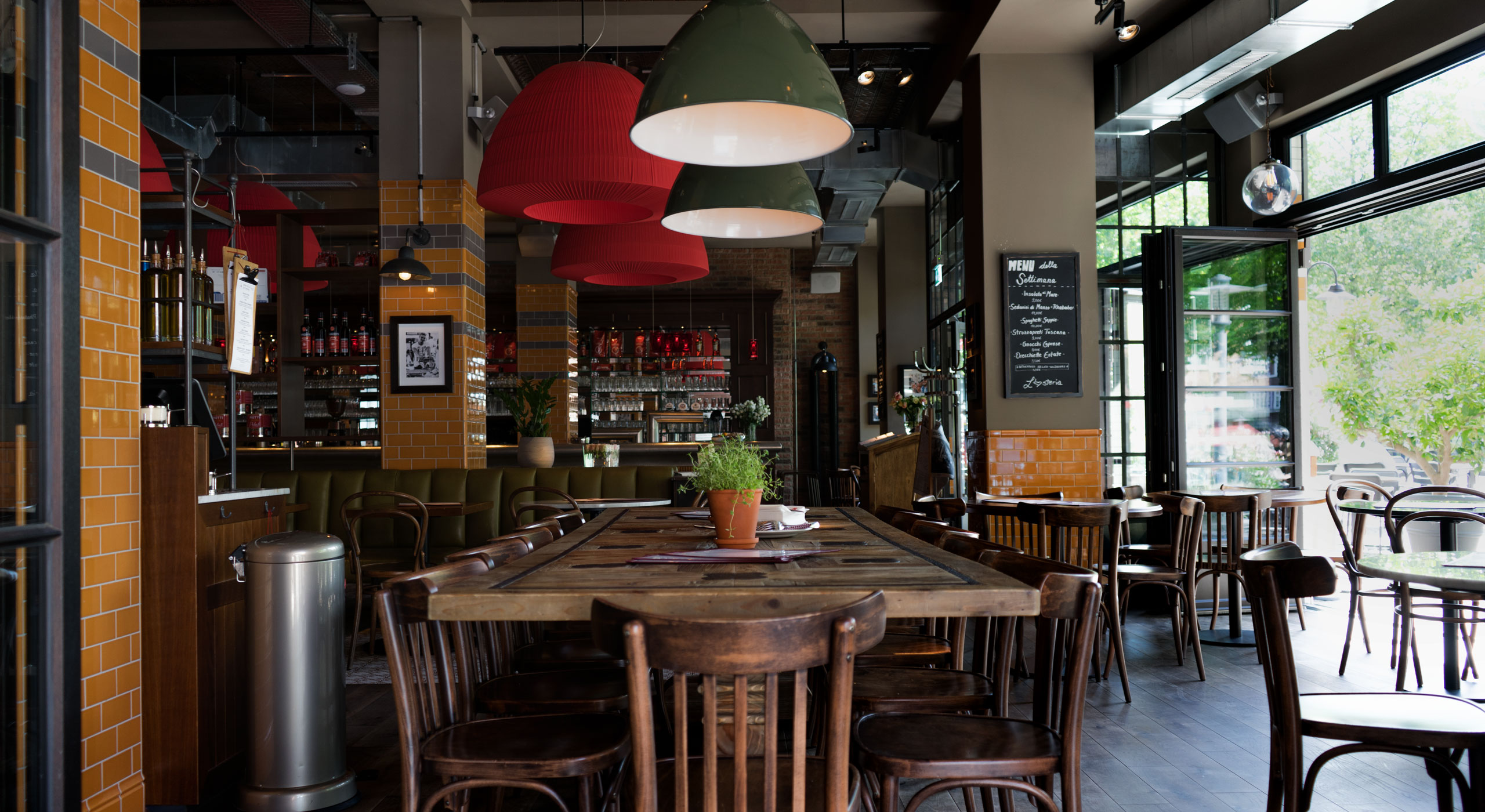 意大利美食餐厅的红色黄色彩虹设计-7