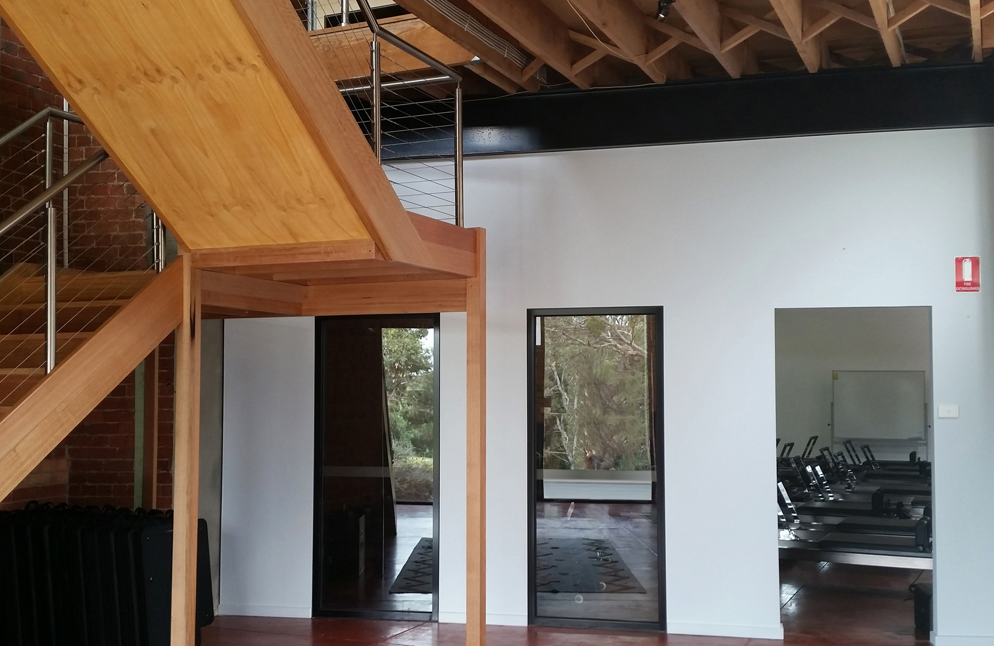 呼吸教育普拉提训练中心 | 工业风仓库变身优雅健身空间-3