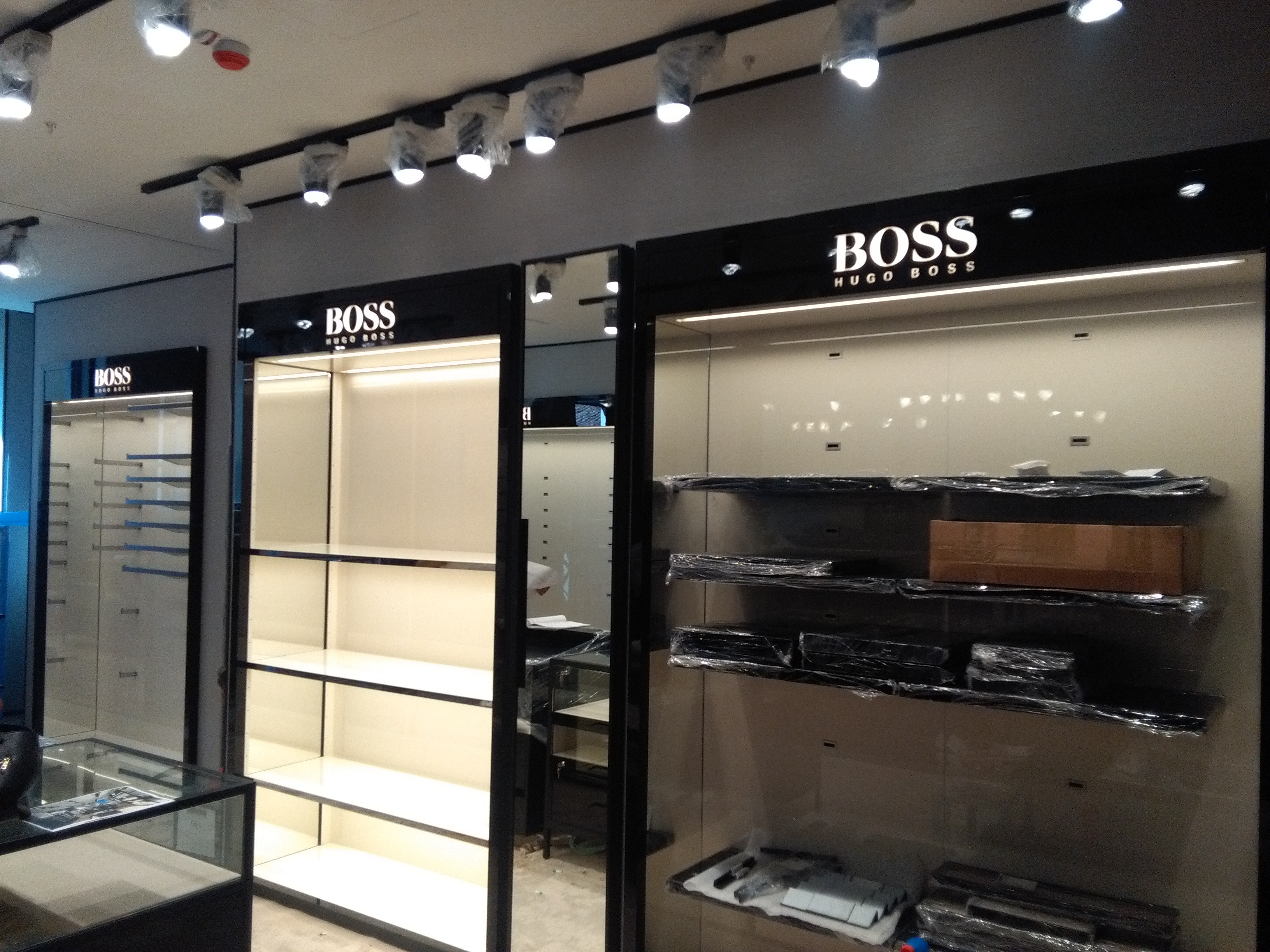 2017 年罗马"拉·里贾纳"三叉戟街角 HUGO BOSS 展示厅室内设计案例-9
