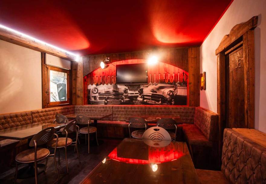 经典美式酒吧焕新颜,致敬汽车赛事-3