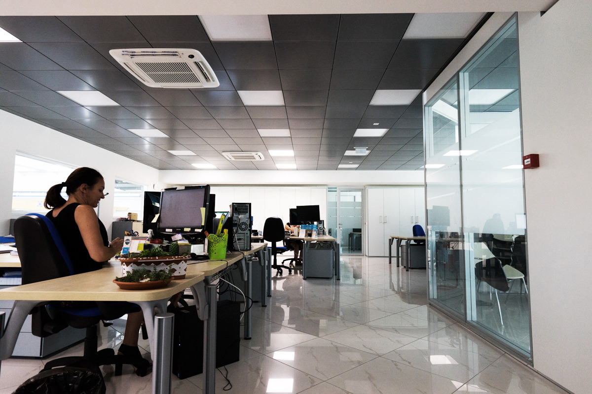 意式工厂变身透明地标,绿色办公新概念-18