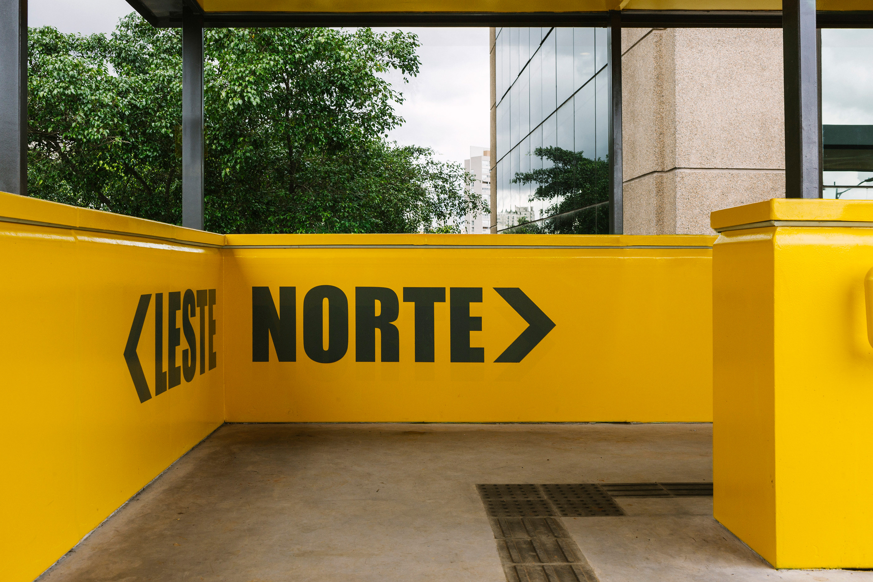 巴西圣保罗国际机场通道视觉设计-3