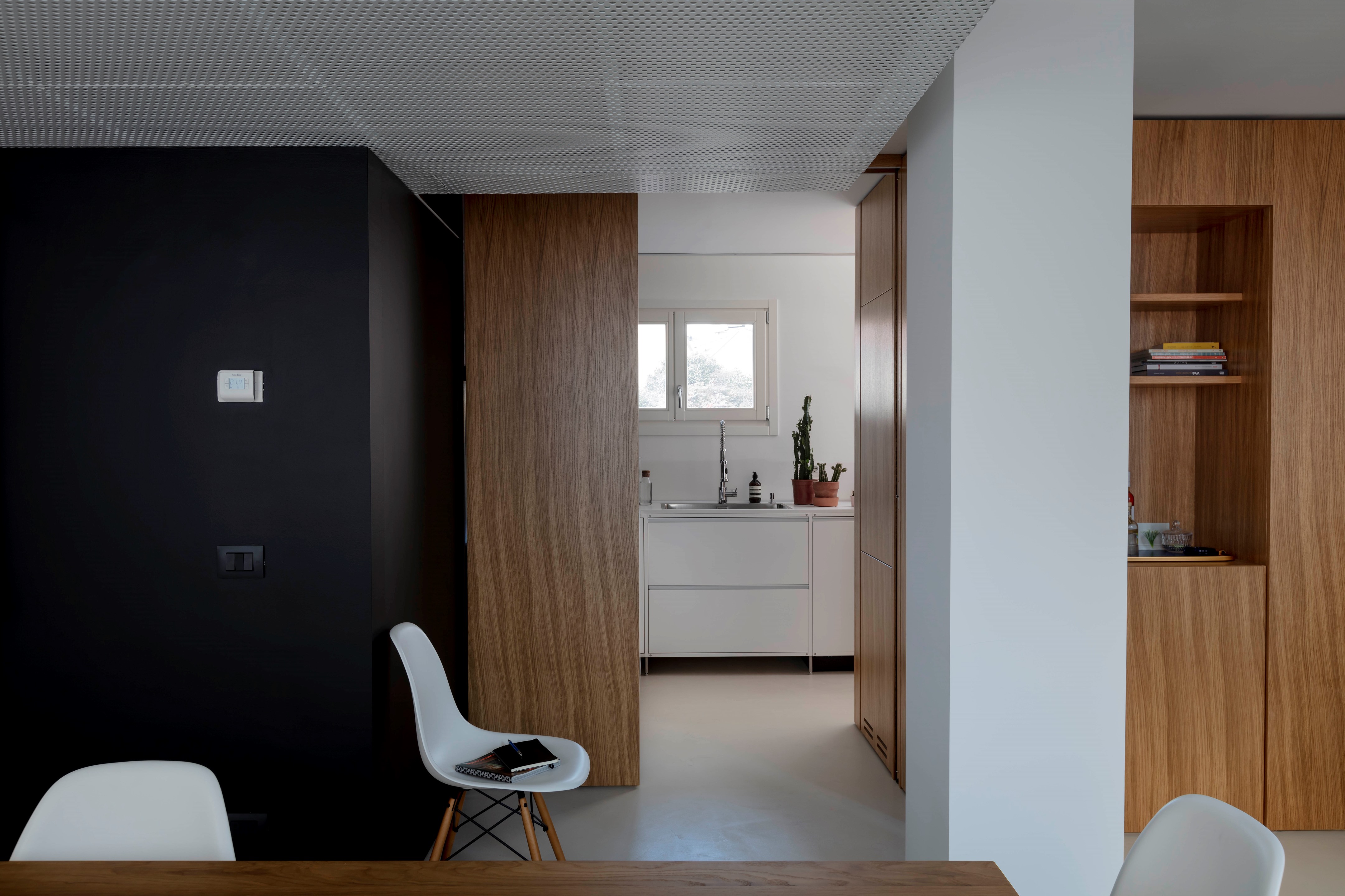 双层悬浮空间的现代城市小公寓设计-17