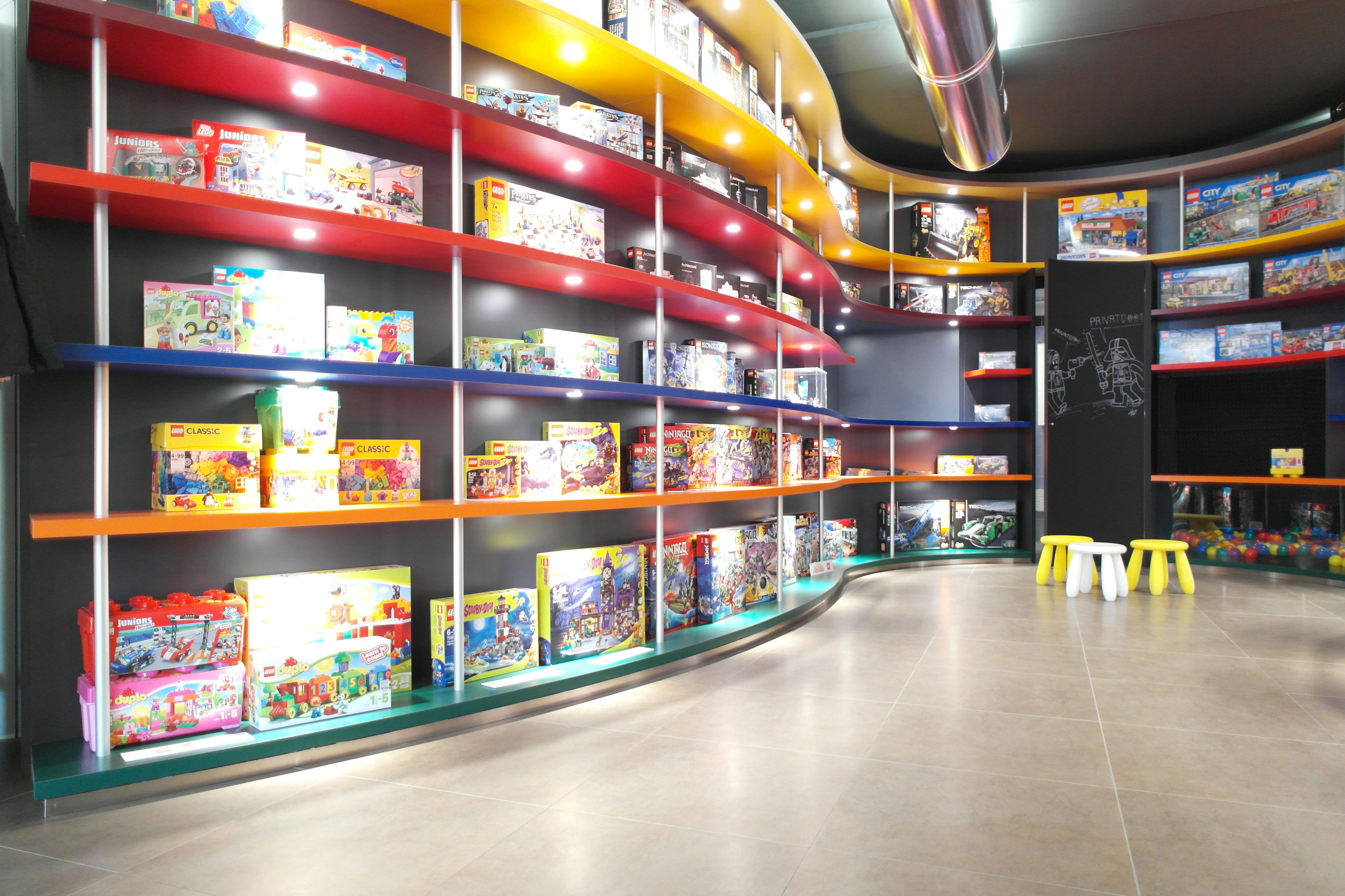 创意玩具店里的意大利手工冰淇淋-18