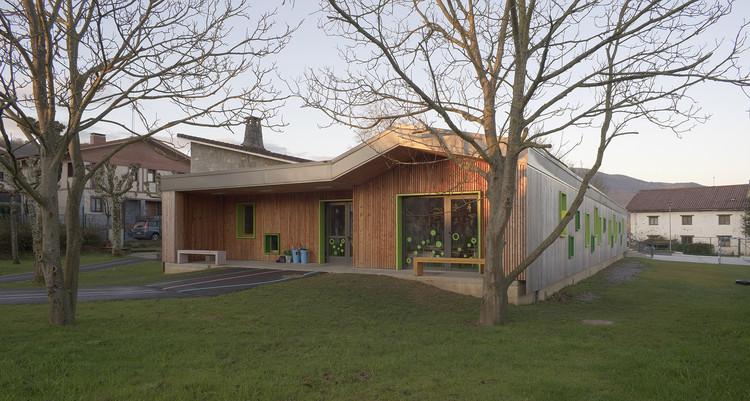 西班牙 Zubieta 幼儿园扩建项目，绿色与木质的儿童学习空间-2