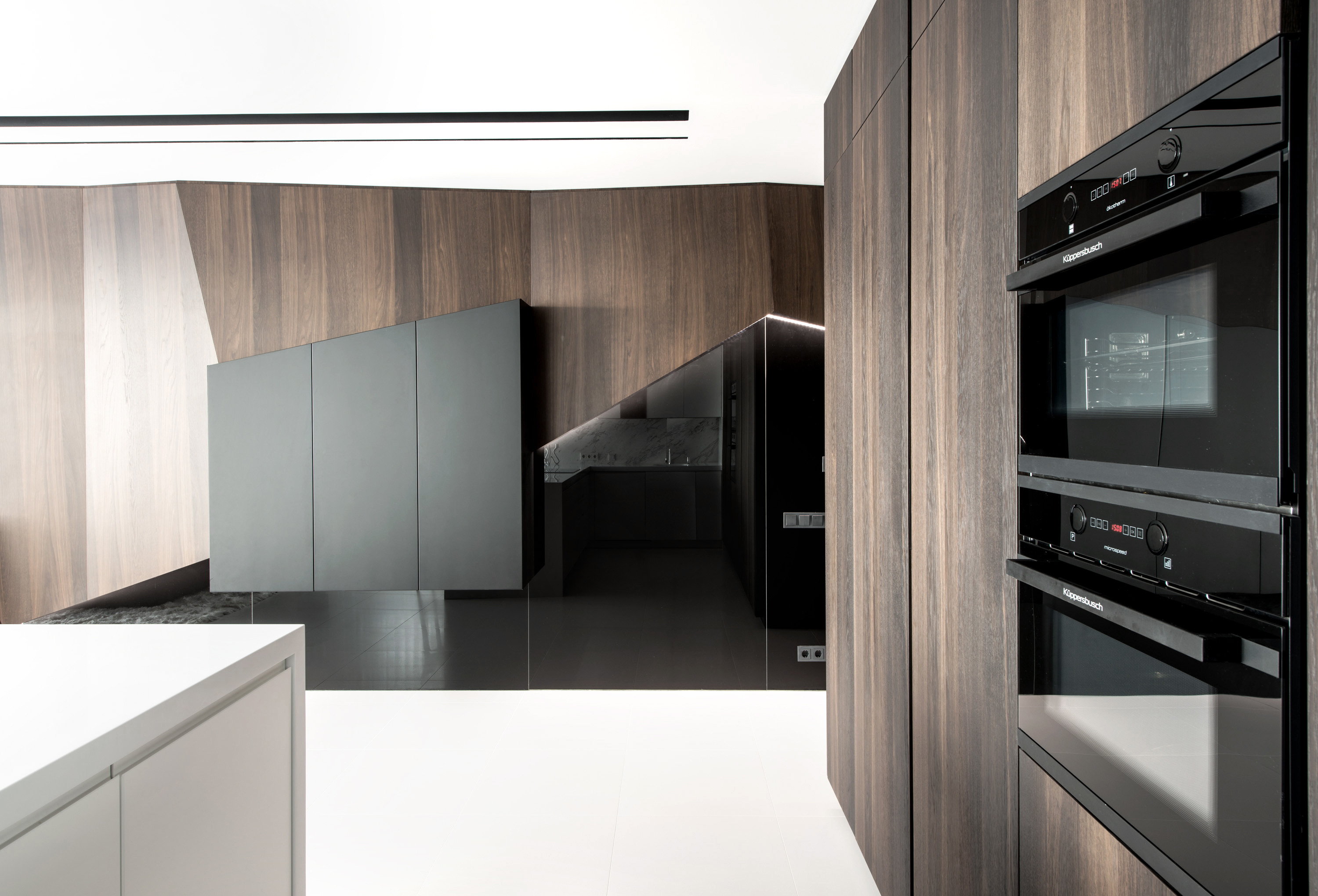 几何矩阵空间 | 暖木与冷玻璃的对比设计-6