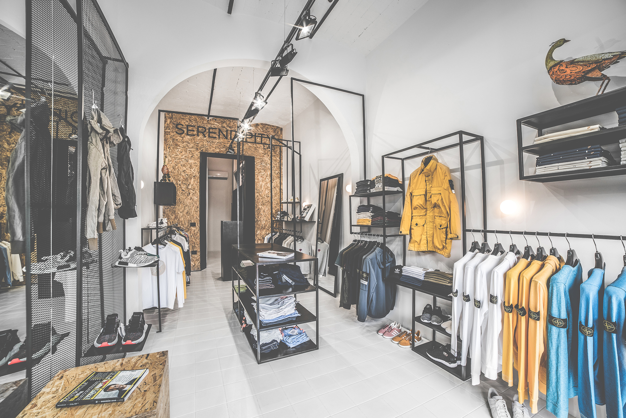 黑白线条勾勒出的独特购物体验-2