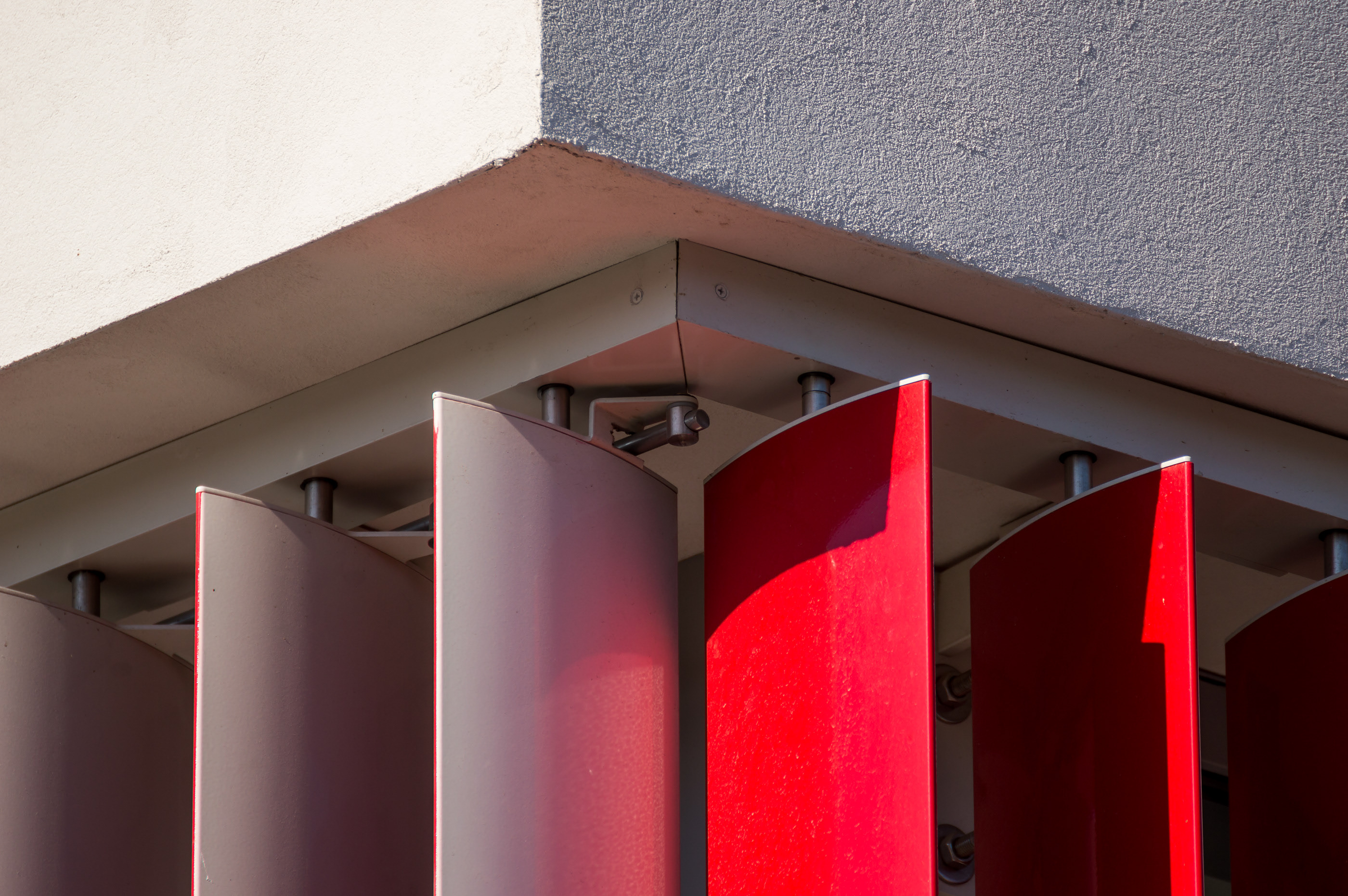 Red blinds on the new LZ Thermotrade Office by Krüllung-9