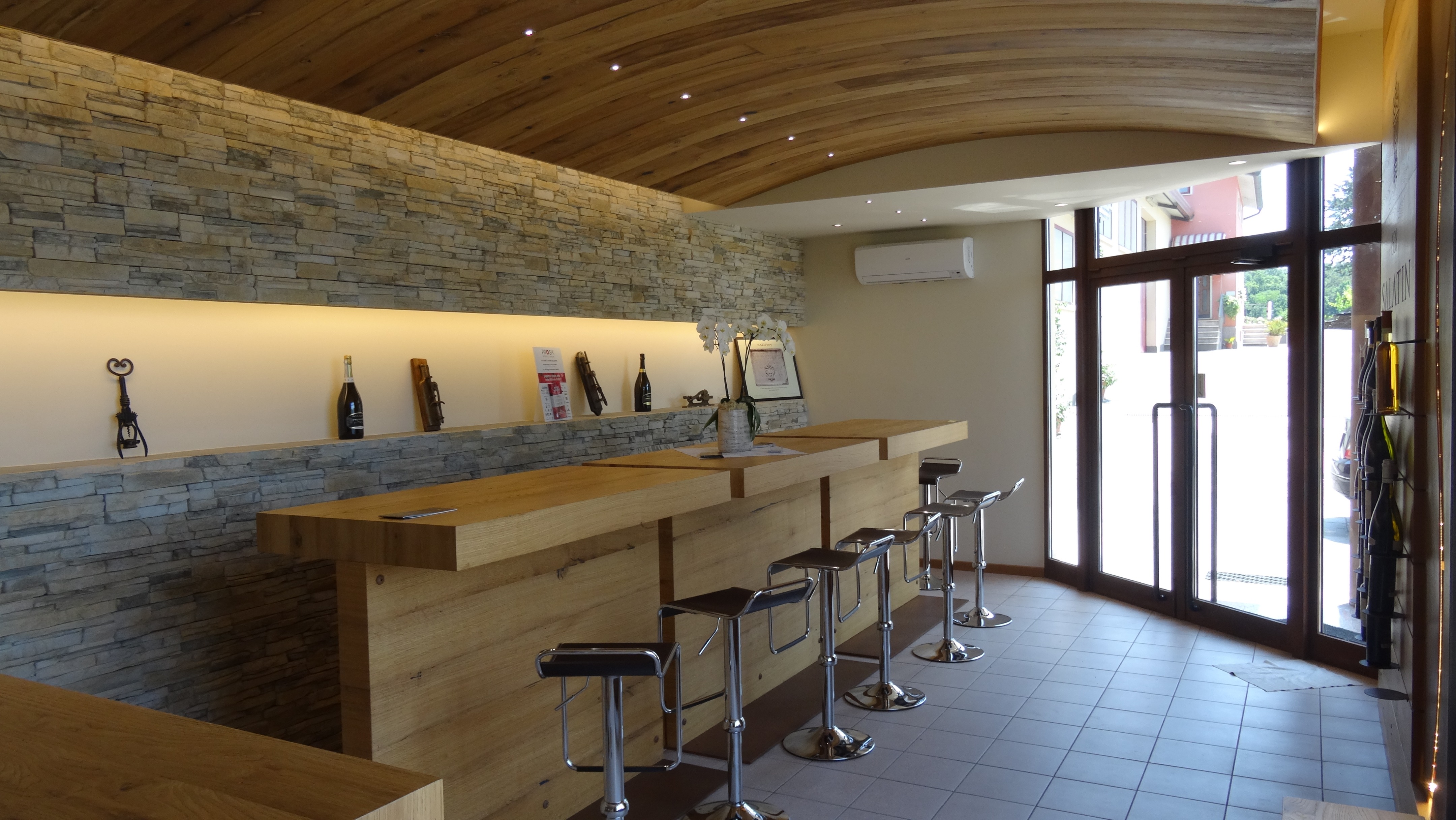 获奖酒庄打造品酒室，古董橡木诠释意大利风情-12