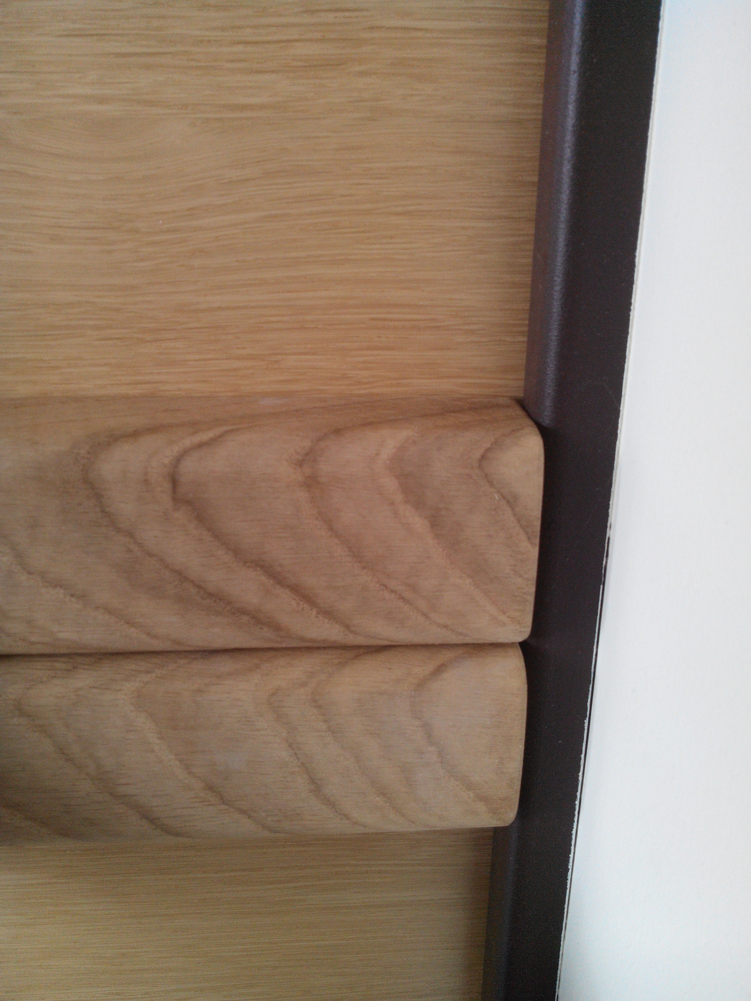 实木楼梯扶手，打造精致共管公寓空间-11