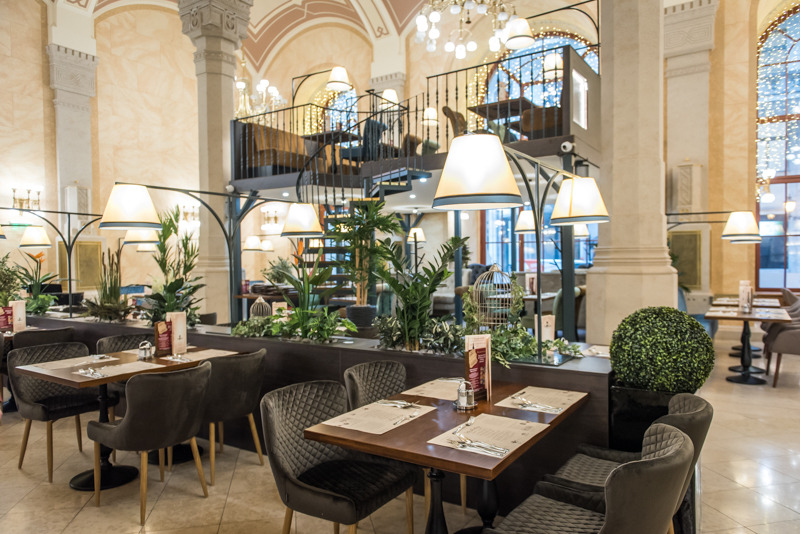 布达佩斯百年建筑中的现代餐厅-13