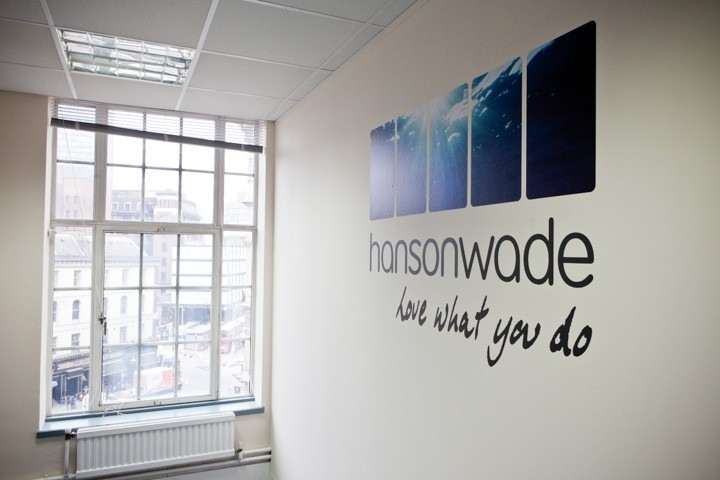 伦敦新办公室的创意品牌标识设计-7