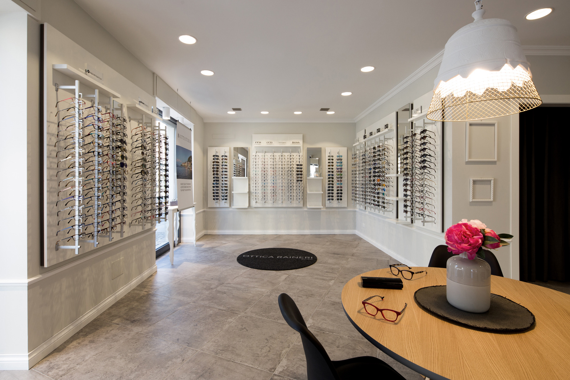 经典与现代共融的眼镜店设计-3