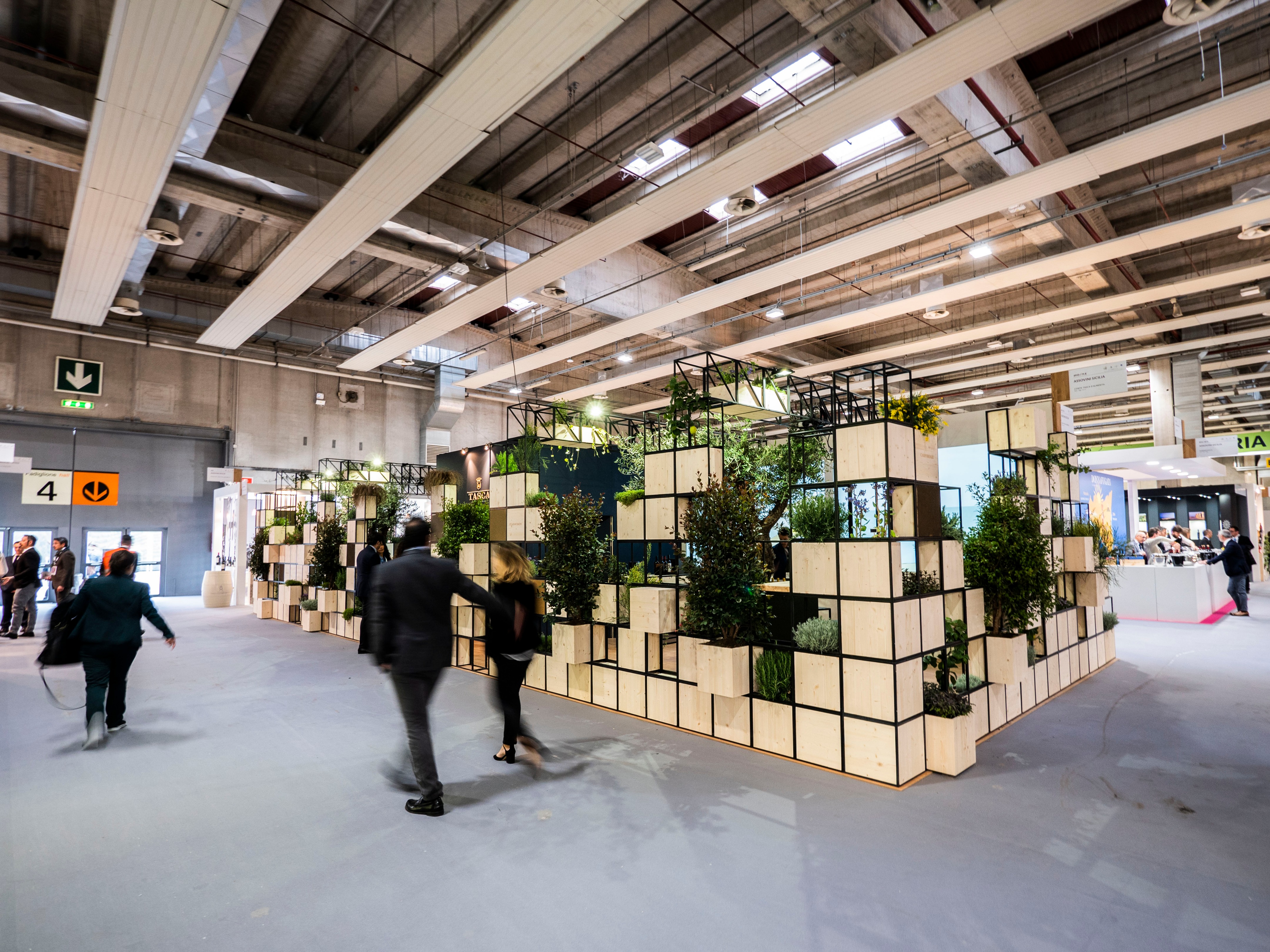 地域特色鲜明的葡萄酒展台设计-1