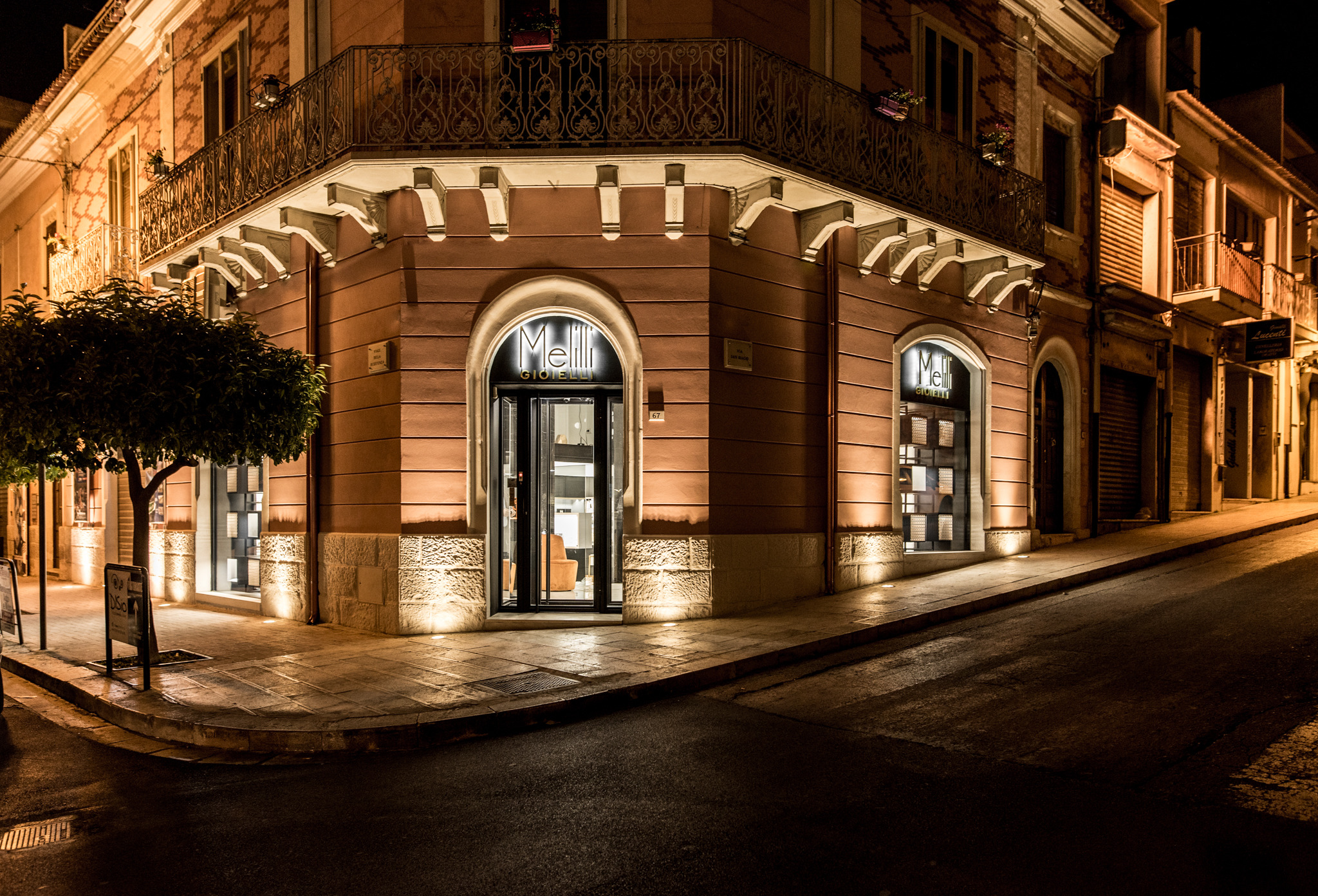 古韵新生 | Comiso 历史建筑中的珠宝店设计-13