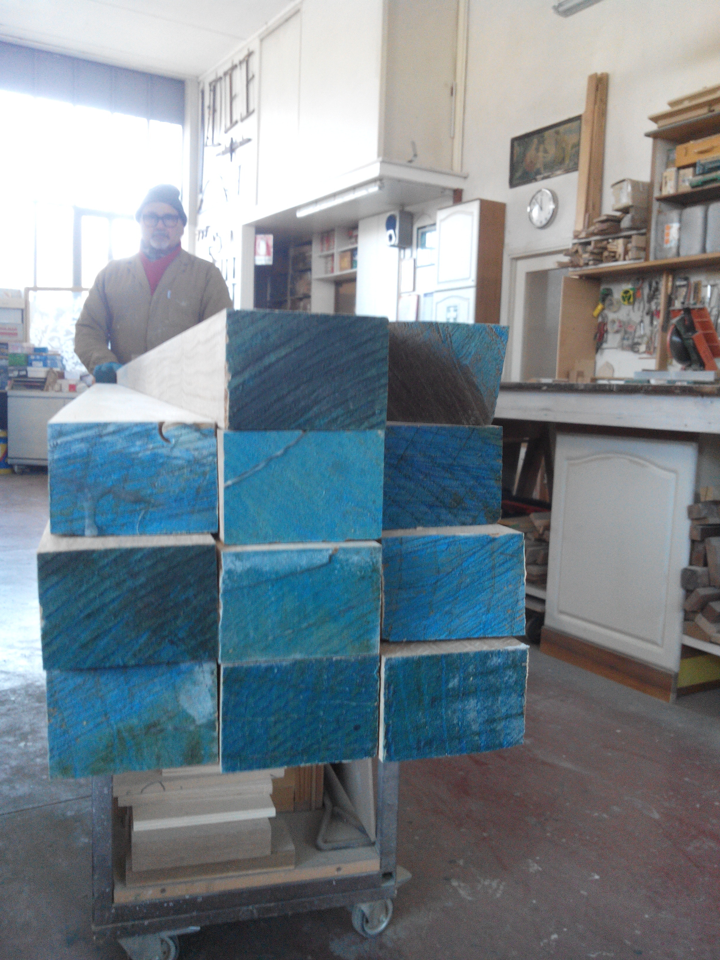 实木楼梯扶手，打造精致共管公寓空间-2